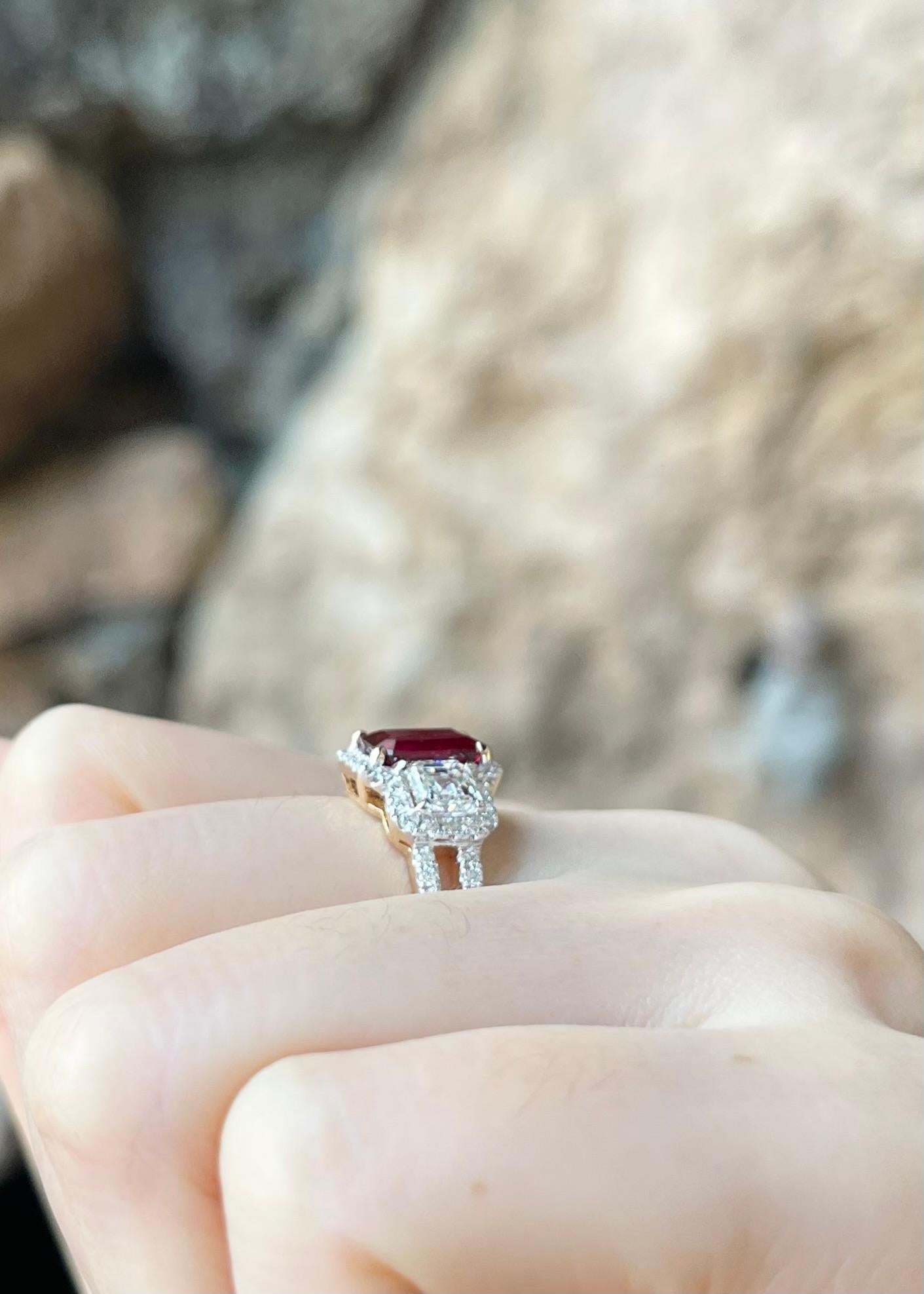 Anello con rubino e diamanti incastonati in oro 18 carati in vendita 1