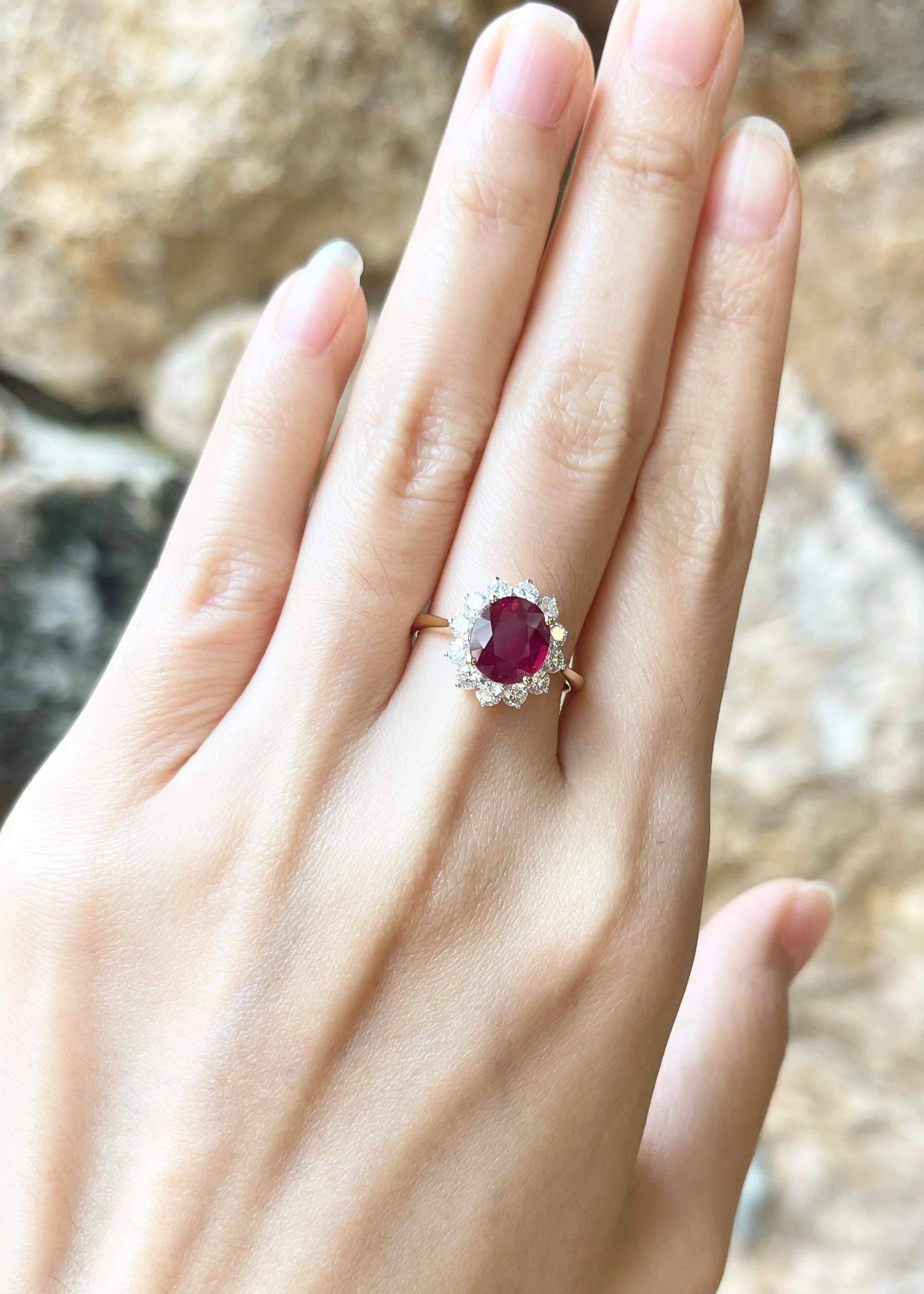 Anello con rubino e diamanti incastonati in oro 18 carati in vendita 2