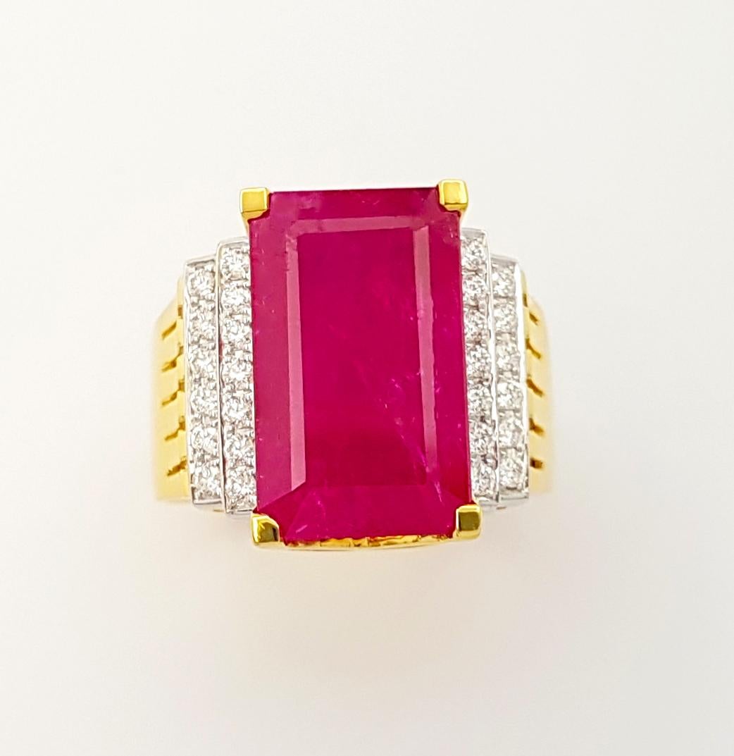 Rubin mit Diamanten  Ring in 18 Karat Goldfassungen gefasst im Angebot 2