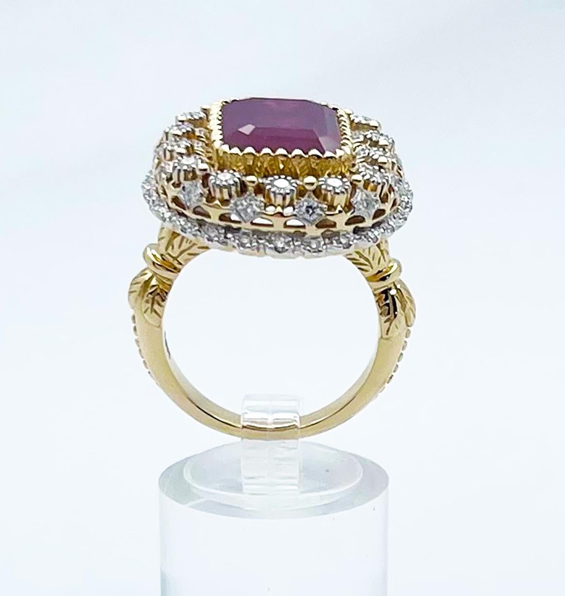 Anillo de rubí con diamantes engastado en oro de 18 quilates en venta 2