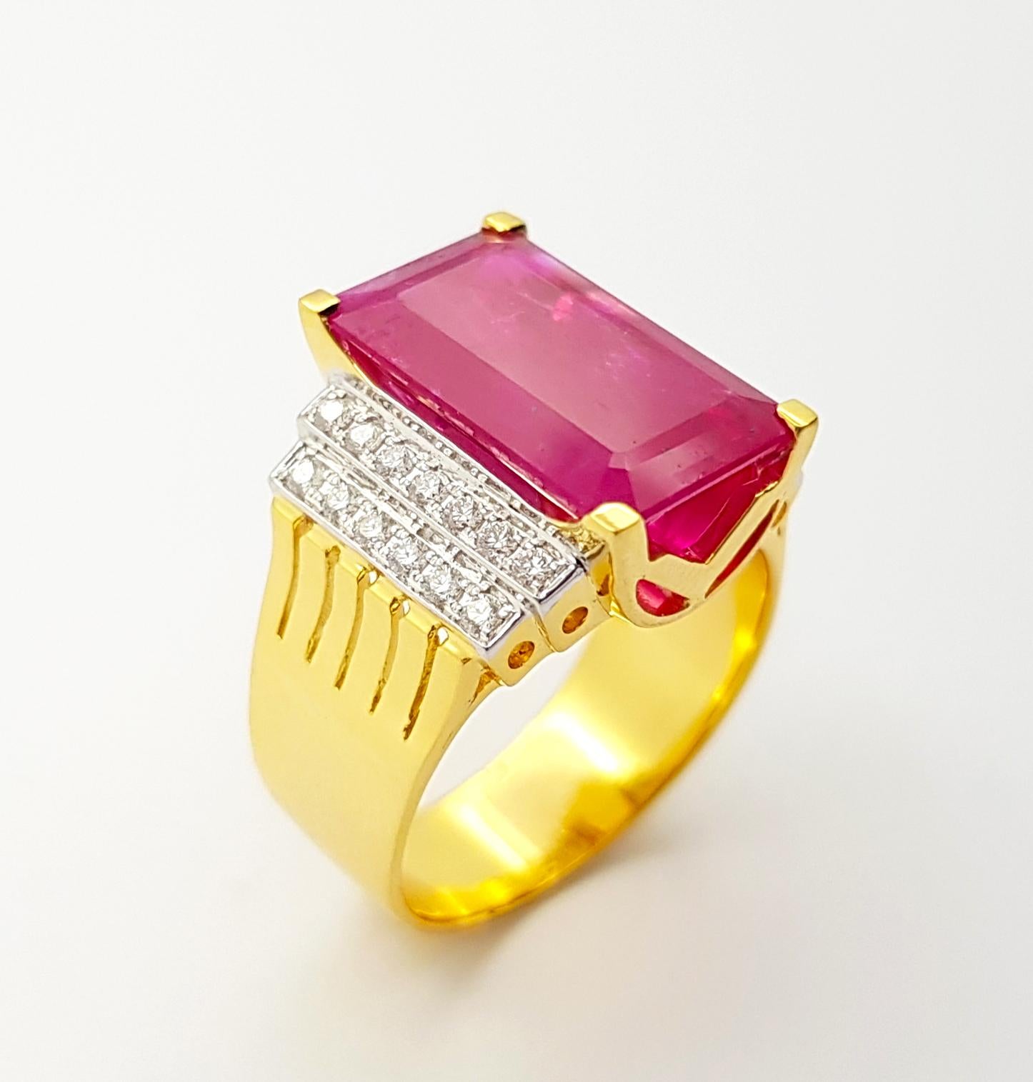Rubin mit Diamanten  Ring in 18 Karat Goldfassungen gefasst im Angebot 3