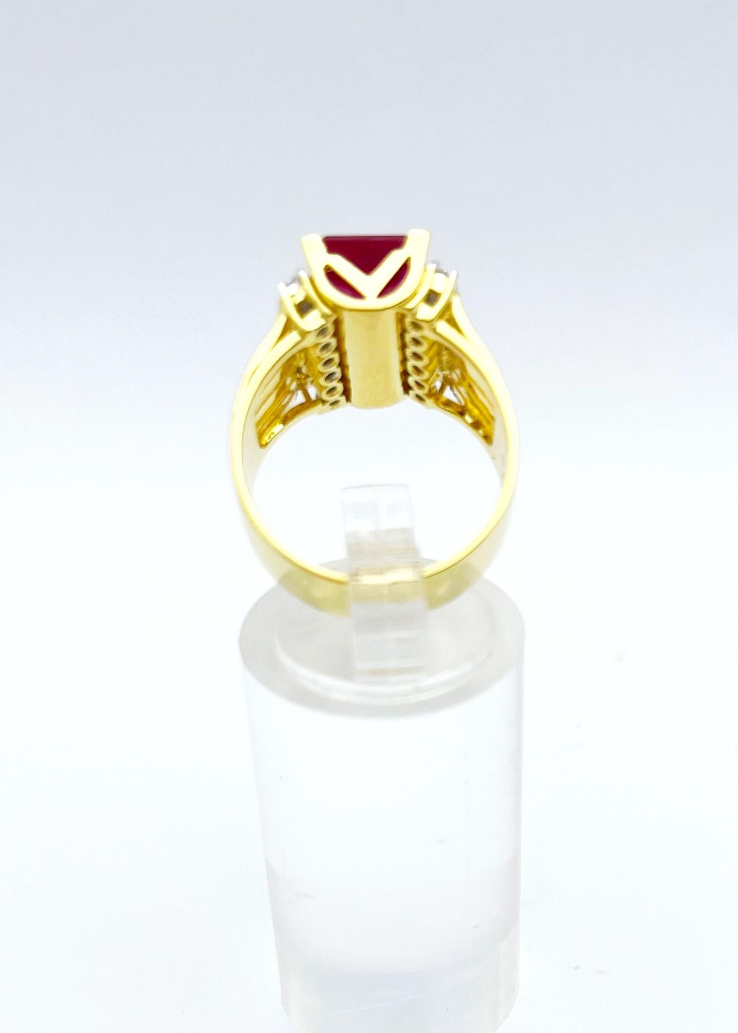 Rubin-Ring mit Diamanten in 18 Karat Gold gefasst im Angebot 3