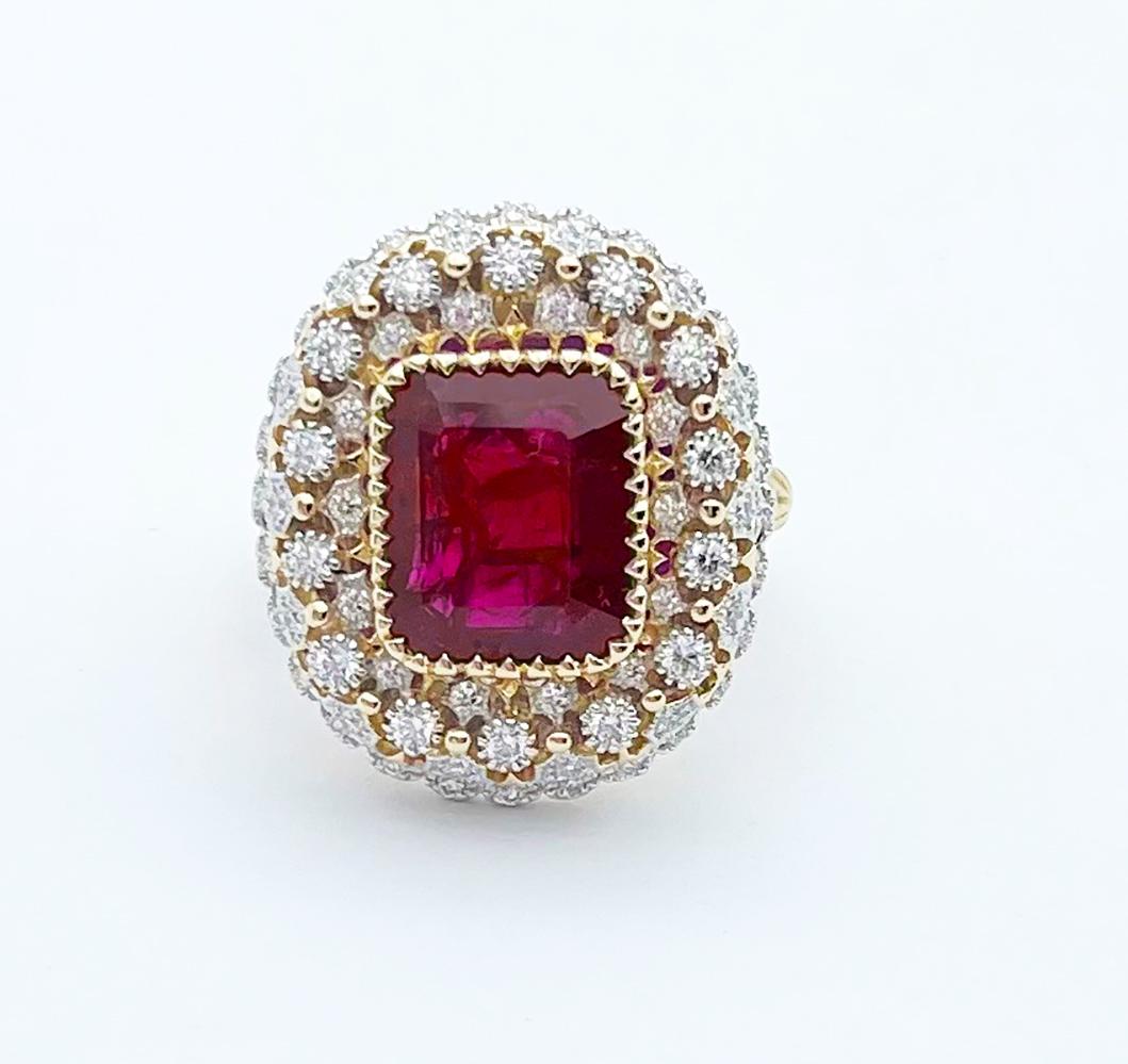 Anillo de rubí con diamantes engastado en oro de 18 quilates en venta 3