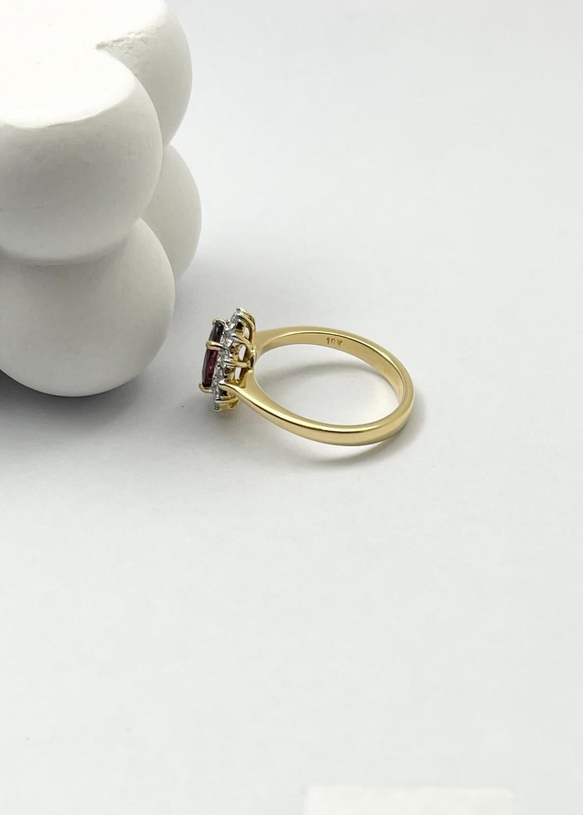 Rubin-Ring mit Diamanten in 18 Karat Gold gefasst im Angebot 3