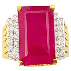 Rubino con diamante  Anello con montatura in oro 18 carati