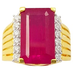 Anillo de rubí con diamantes engastado en oro de 18 quilates