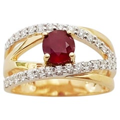 Anillo de rubí con diamantes engastado en oro de 18 quilates