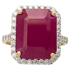 Anillo de rubí con diamantes engastado en oro de 18 quilates