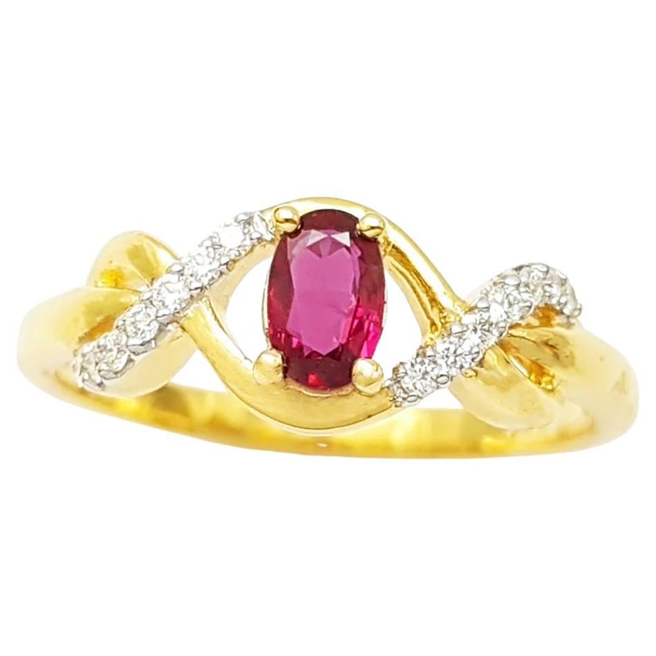 Anillo de rubí con diamantes engastado en oro de 18 quilates