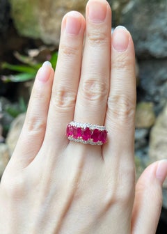 Rubin-Ring mit Diamanten in 18 Karat Roségold gefasst