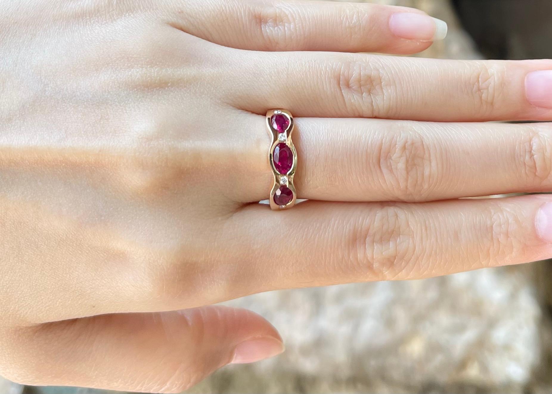 Contemporaneo Anello con rubino e diamante con montatura in oro rosa 18K in vendita