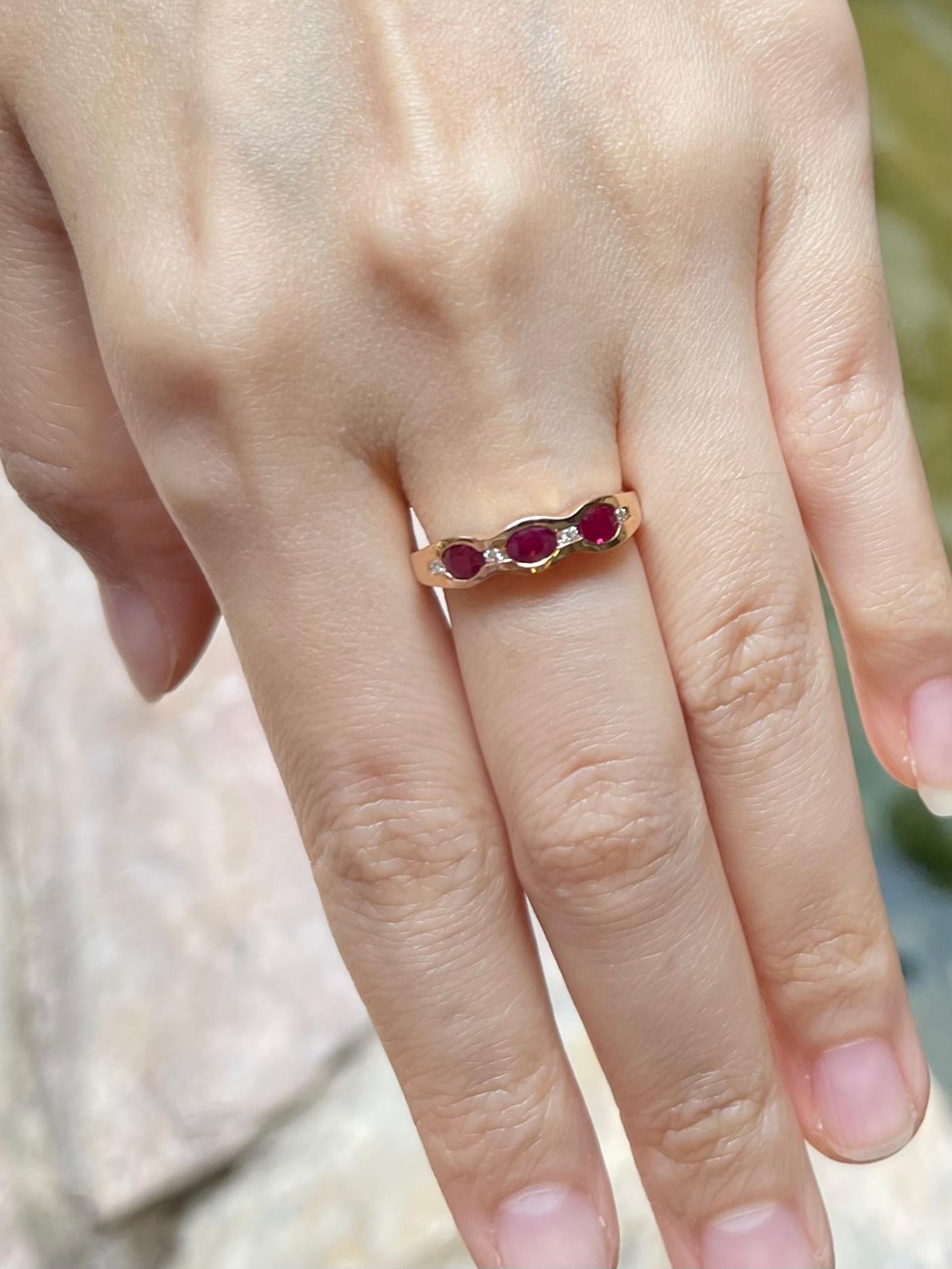 Anillo de Rubí con Diamante engastado en Oro Rosa de 18K Corte oval en venta