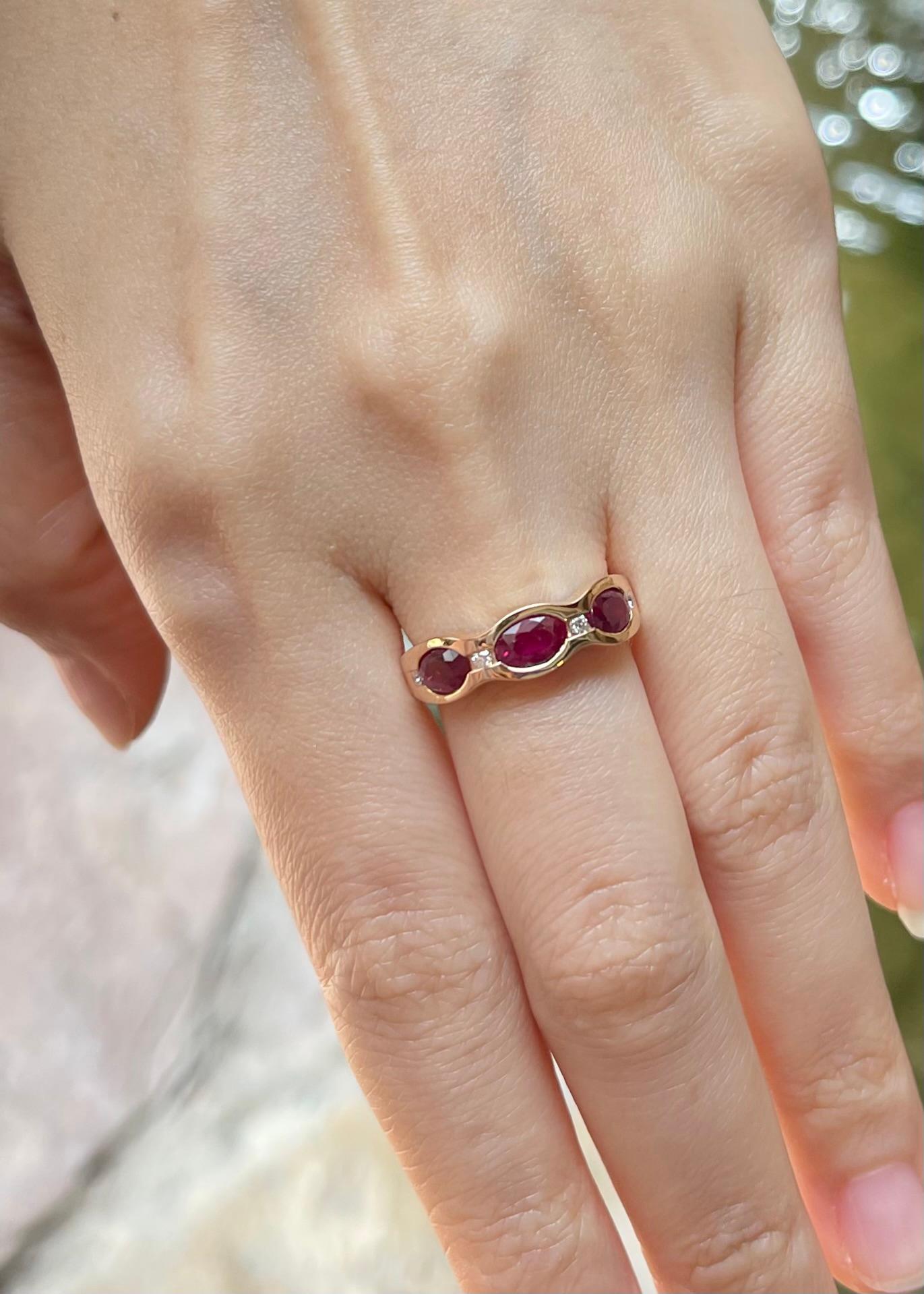 Taglio ovale Anello con rubino e diamante con montatura in oro rosa 18K in vendita