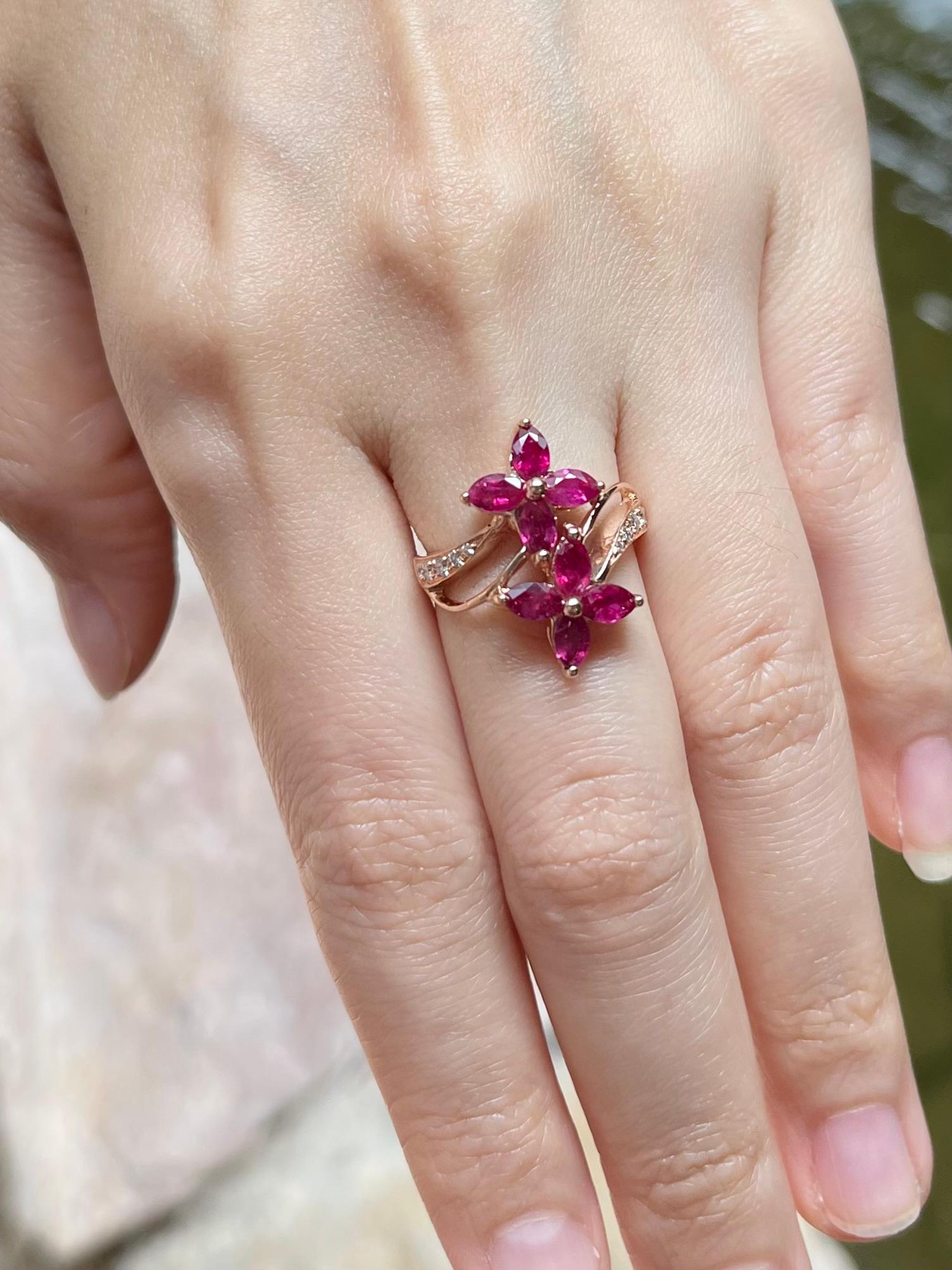 Rubin-Ring mit Diamanten in 18 Karat Roségold gefasst (Marquiseschliff) im Angebot