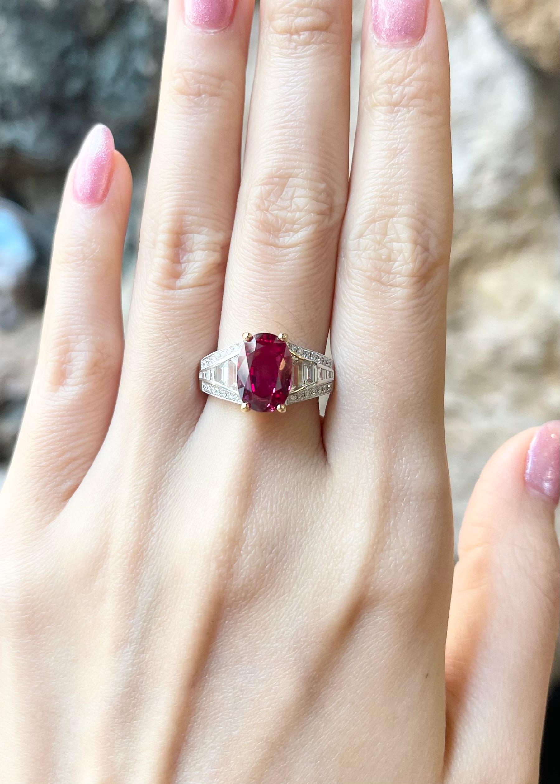 Anillo de Rubí de 4,06 quilates con Diamante de 0,92 quilates engastado en Oro Blanco de 18 quilates

Anchura:  0.7 cm 
Longitud: 1,1 cm
Tamaño del anillo: 55
Peso total: 7,60 gramos

