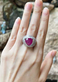 Anello con rubino e diamanti incastonati in oro bianco 18 carati