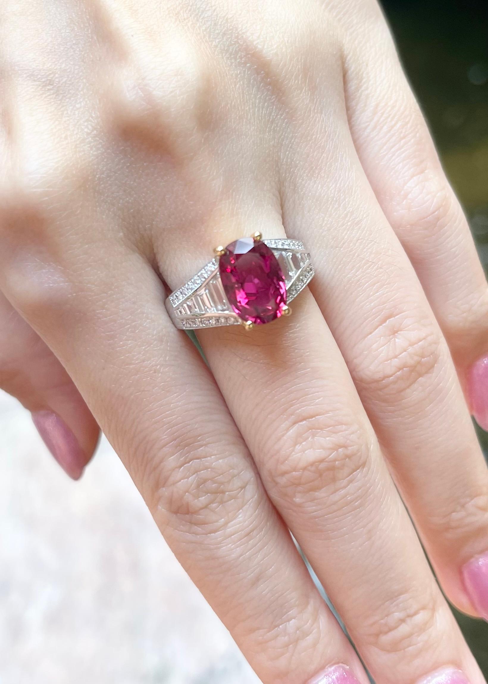 Anillo de Rubí Certificado GIA con Diamante engastado en Oro Blanco de 18K Corte oval en venta