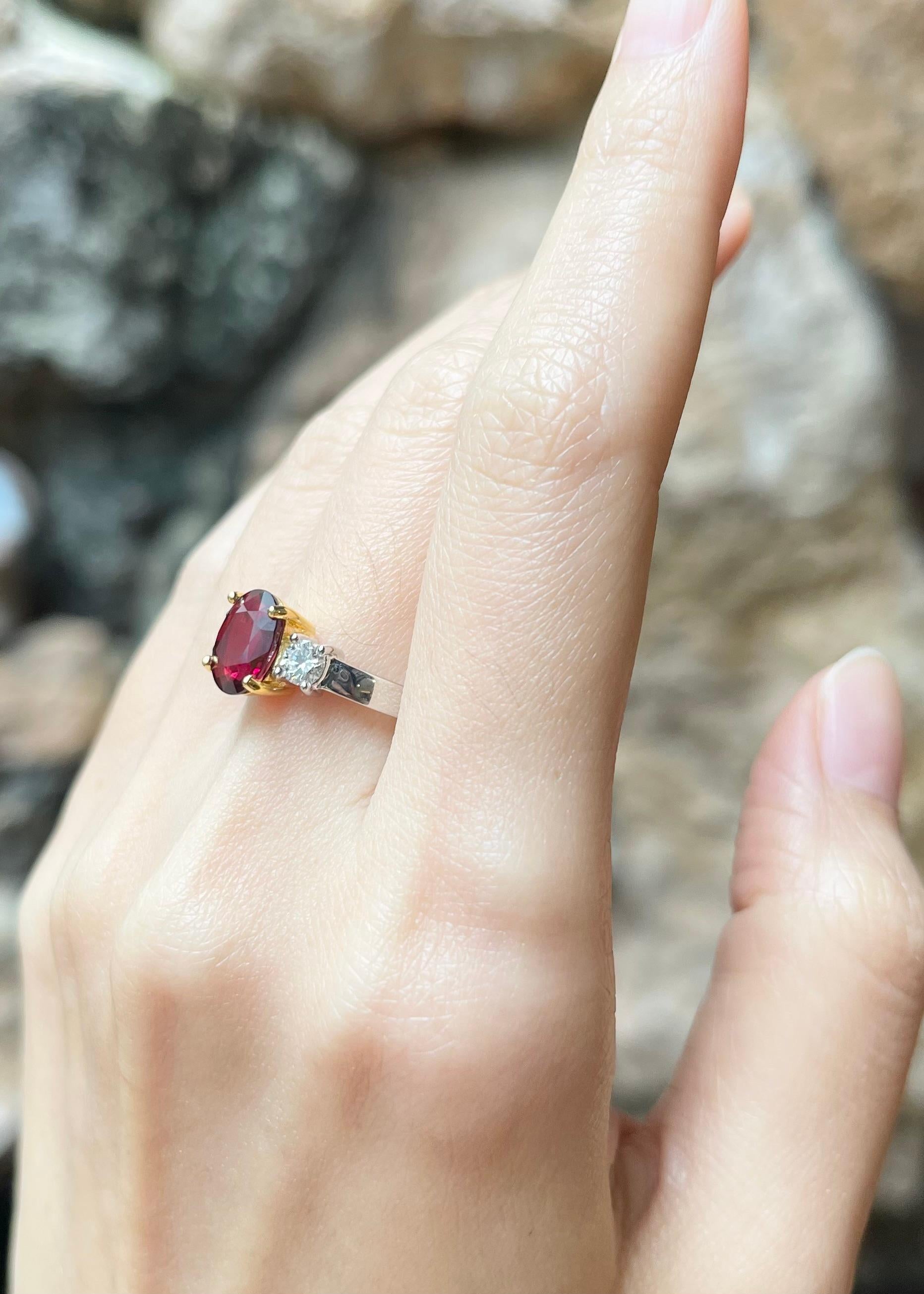 GIA-zertifizierter, nicht erhitzter Rubin mit Diamantring in 18 Karat Weißgoldfassung im Zustand „Neu“ im Angebot in Bangkok, TH
