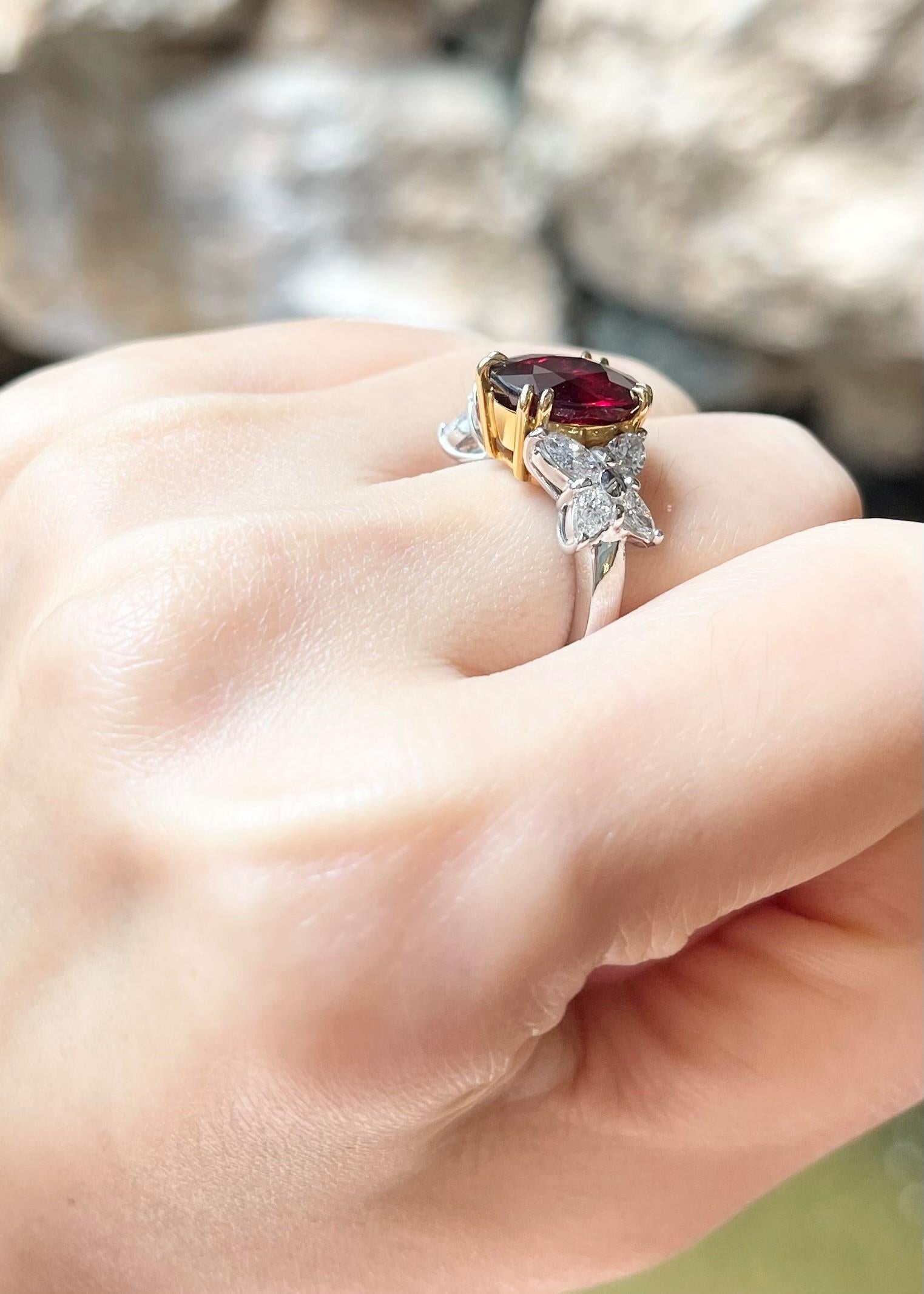 Rubin mit Diamantring in 18K Gelb/Weißgoldfassung (Zeitgenössisch) im Angebot