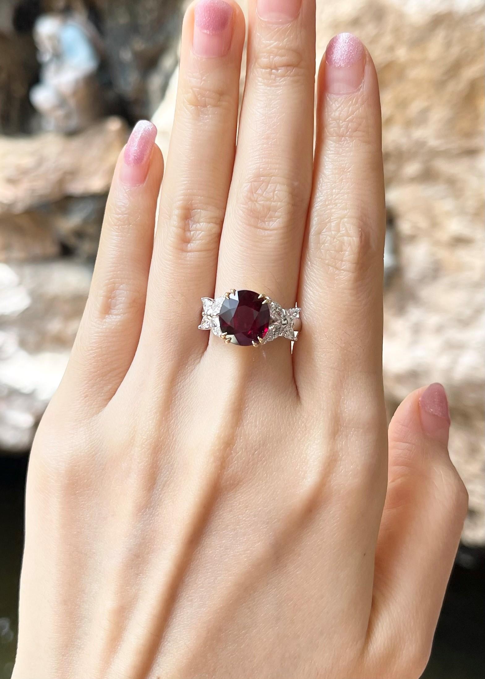 Rubin mit Diamantring in 18K Gelb/Weißgoldfassung (Rundschliff) im Angebot