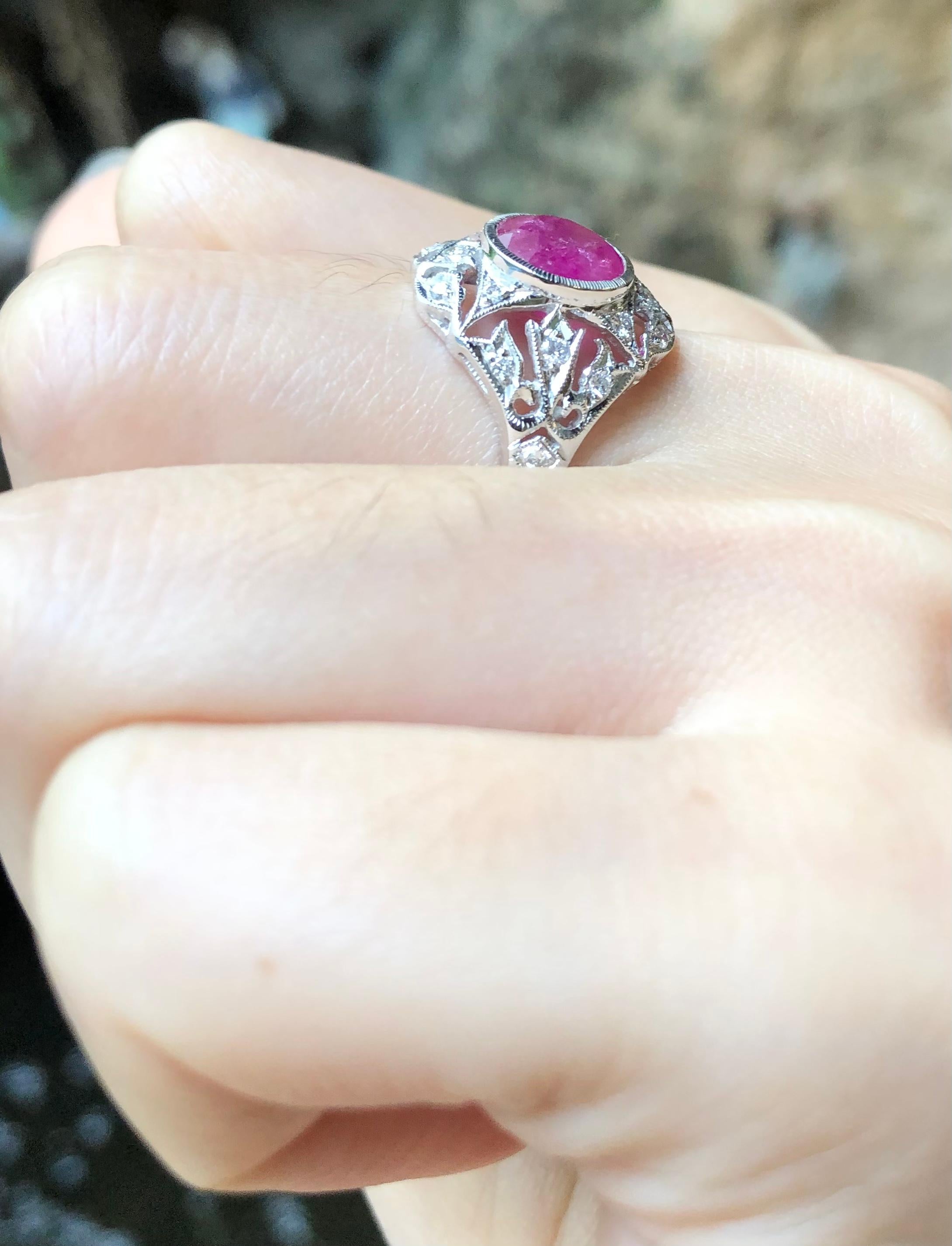 Rubin mit Diamant in 18 Karat Weißgold gefasst (Rundschliff) im Angebot