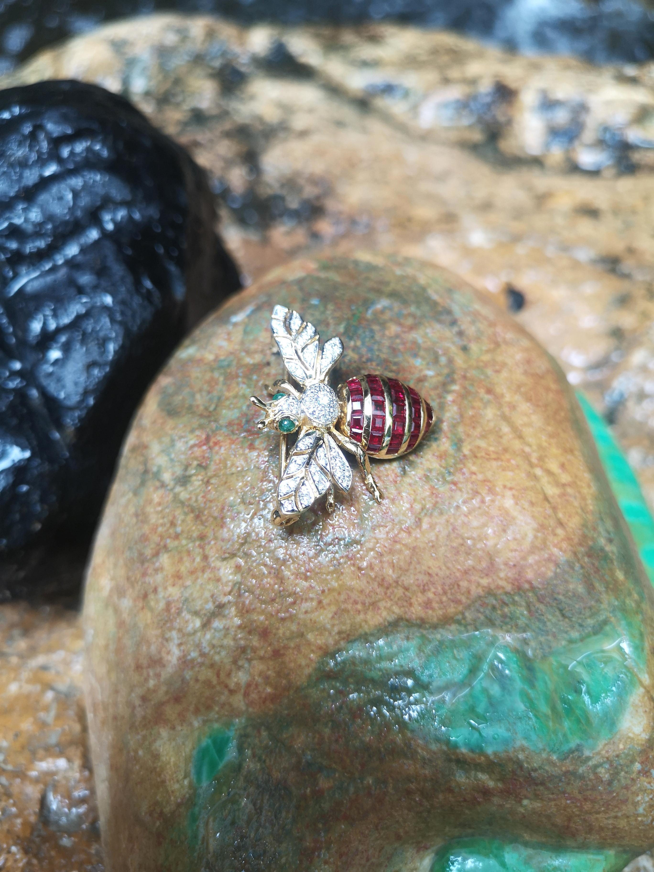 Ruby with Emerald and Diamond Bee Brooch Set in 18 Karat Gold Settings In New Condition For Sale In Bangkok, TH