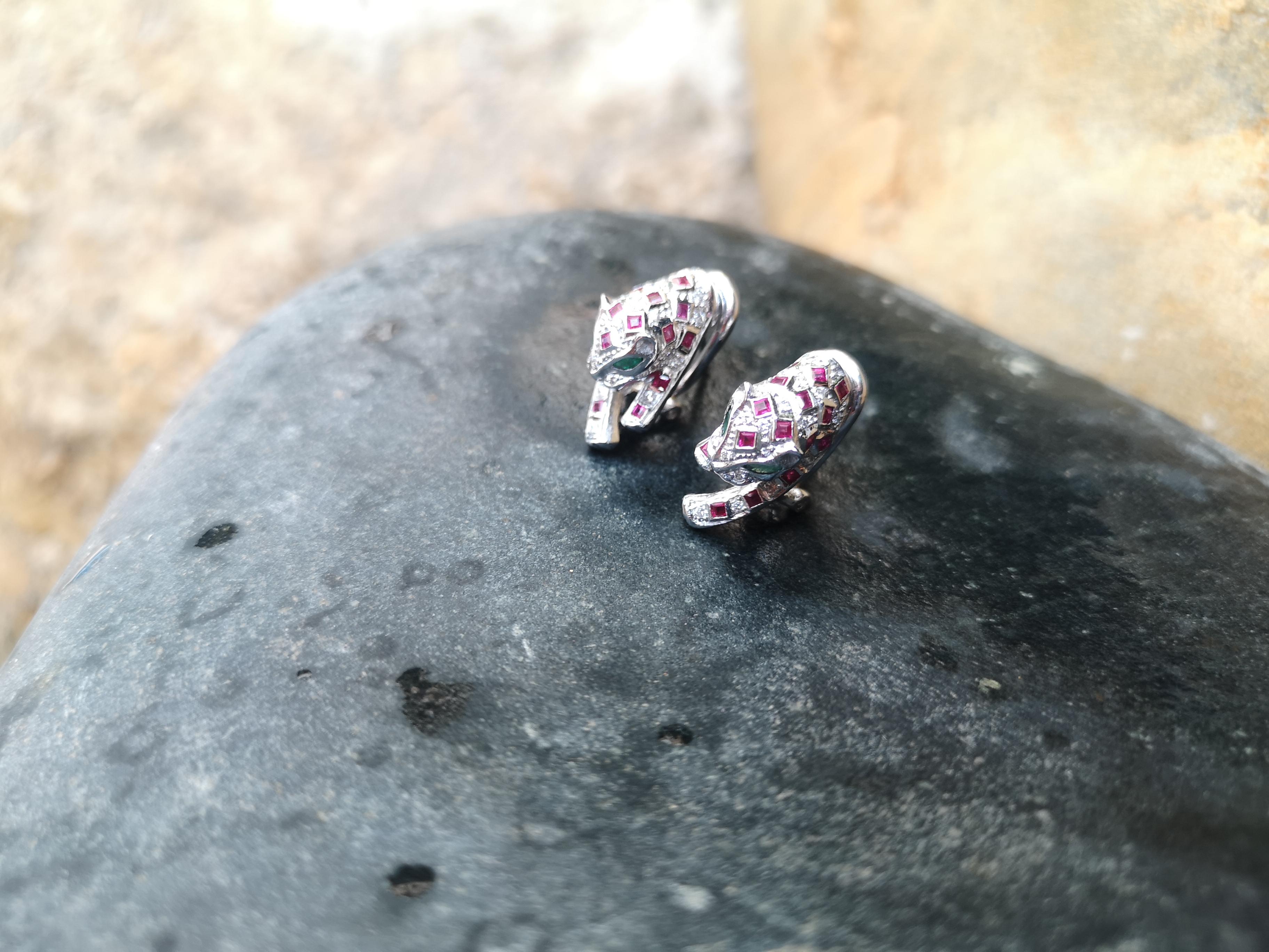 Ruby with Emerald and Diamond Panther Earrings Set in 18k White Gold Settings In New Condition In Bangkok, TH