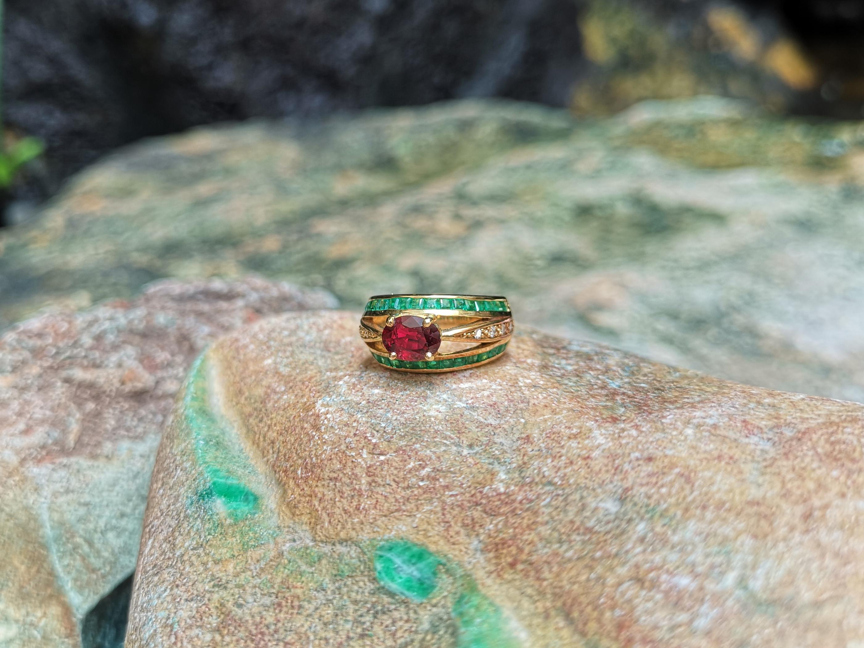 Ruby with Emerald and Diamond Ring Set in 18 Karat Gold Settings For Sale 3