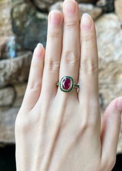 Anillo de Rubí con Esmeralda engastado en Oro de 18K