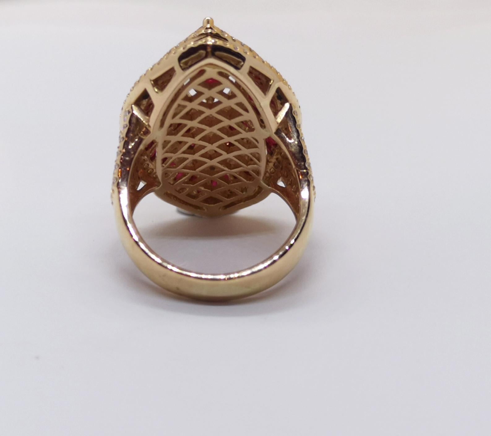 Anello con rubino da 2,0 carati, rubino da 4,63 carati e diamante da 1,29 carati con montatura in oro rosa 18 carati 

Larghezza: 1.8 cm
Lunghezza: 3.0 cm 
Misura dell'anello: 55

