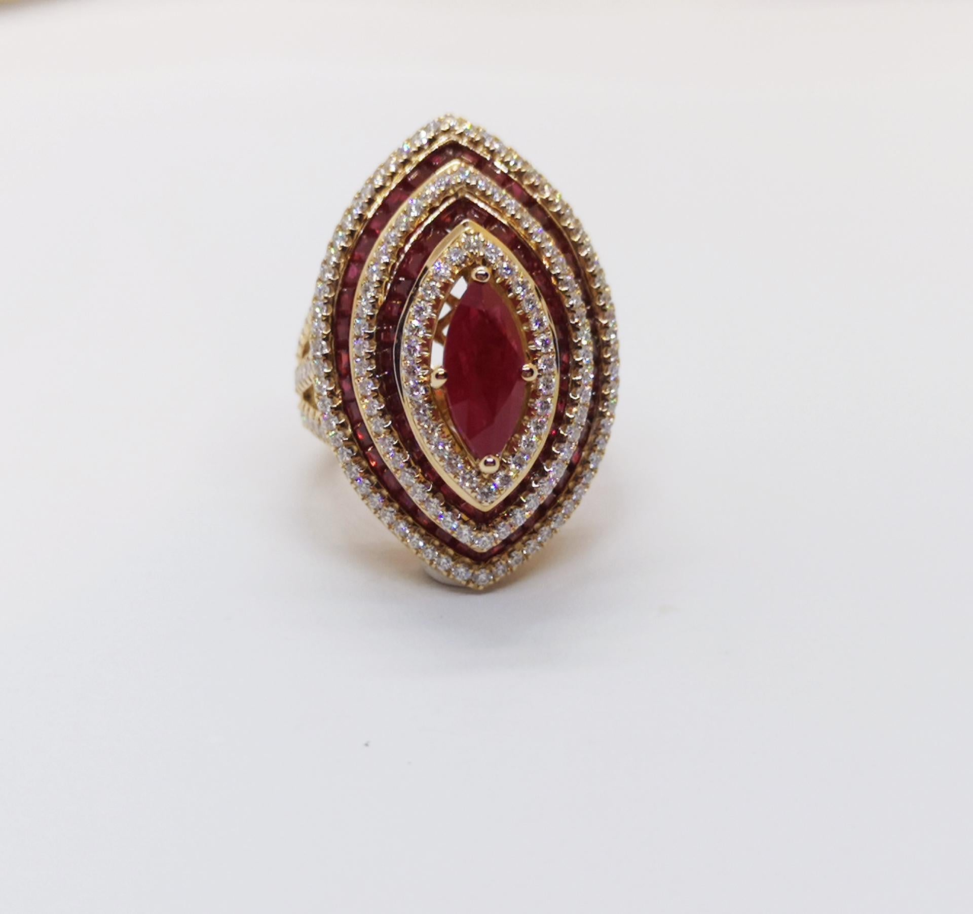Taglio marquise Anello con rubino e diamante incastonato in oro rosa 18 carati in vendita