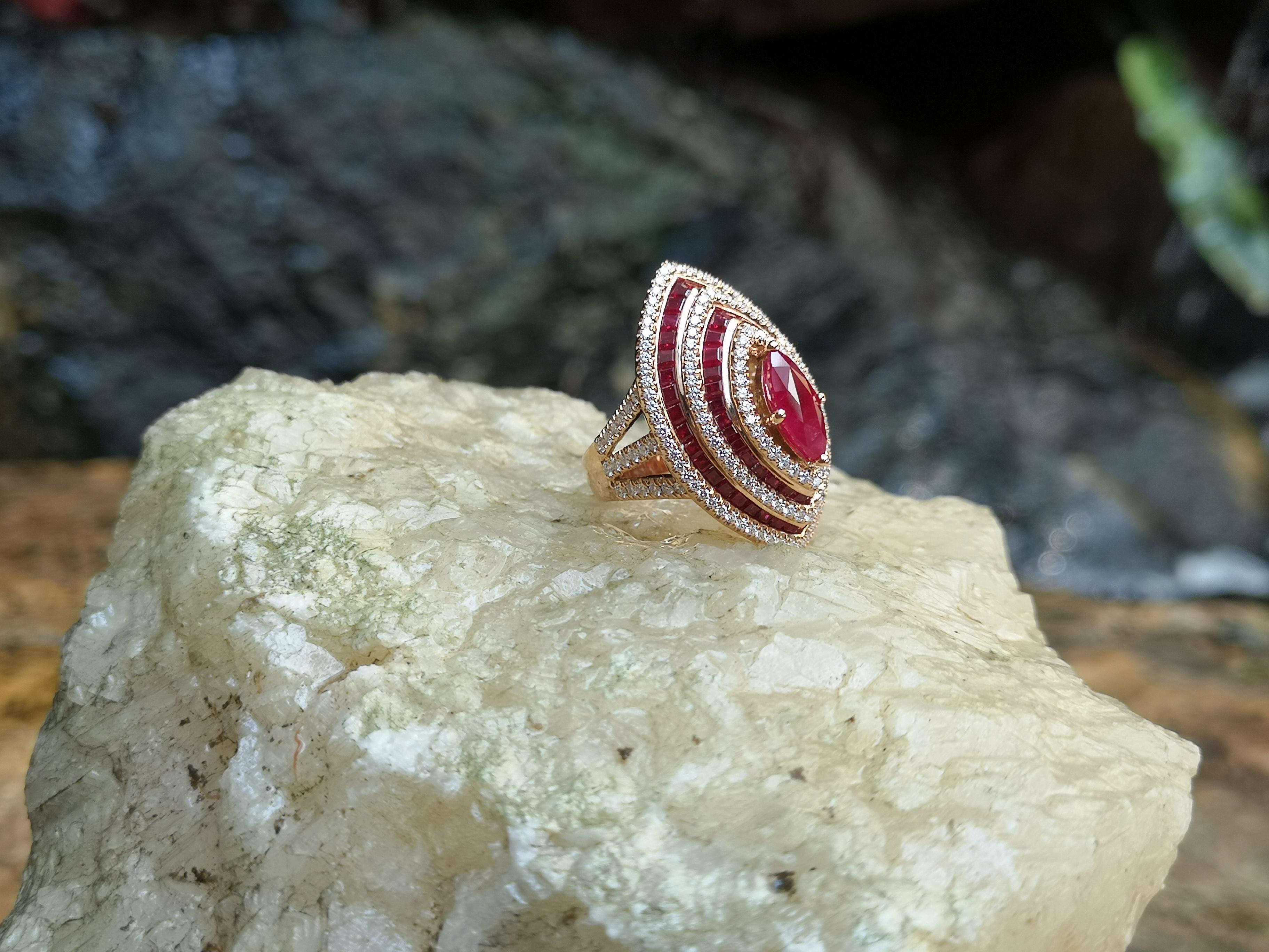Anello con rubino e diamante incastonato in oro rosa 18 carati In condizioni Nuovo in vendita a Bangkok, TH