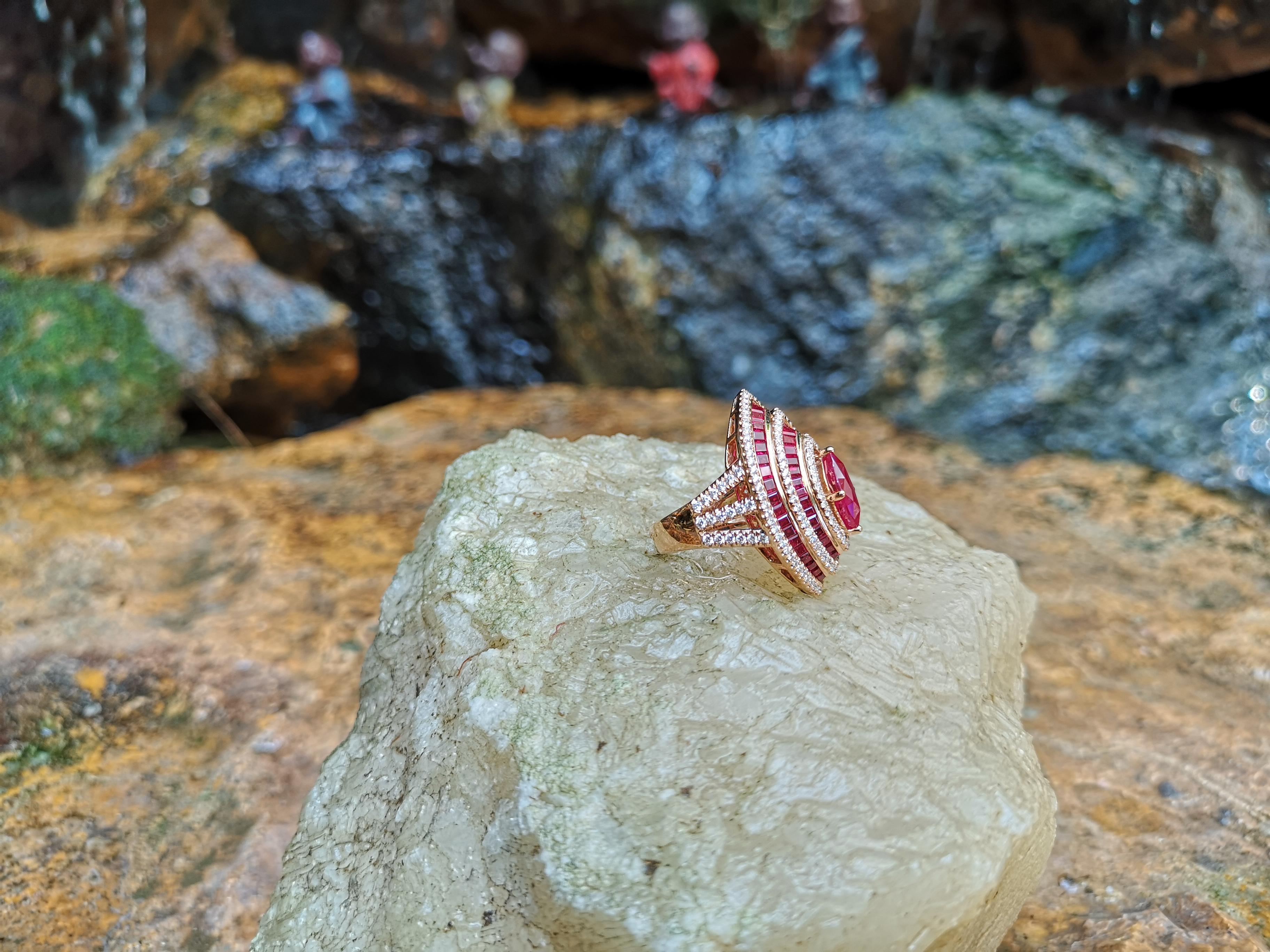Anello con rubino e diamante incastonato in oro rosa 18 carati in vendita 4