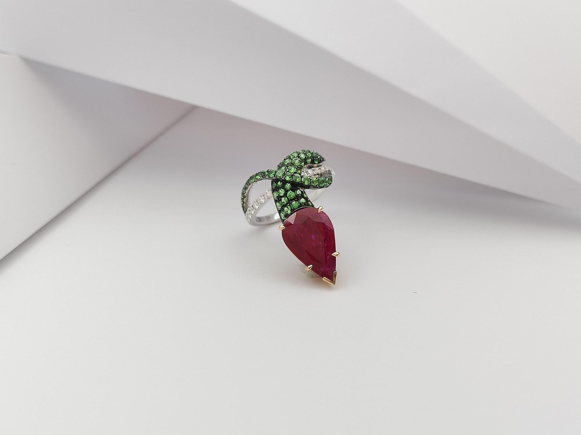 Ring mit Rubin mit Tsavorit und Diamant in 18 Karat Weißgold Fassungen 7