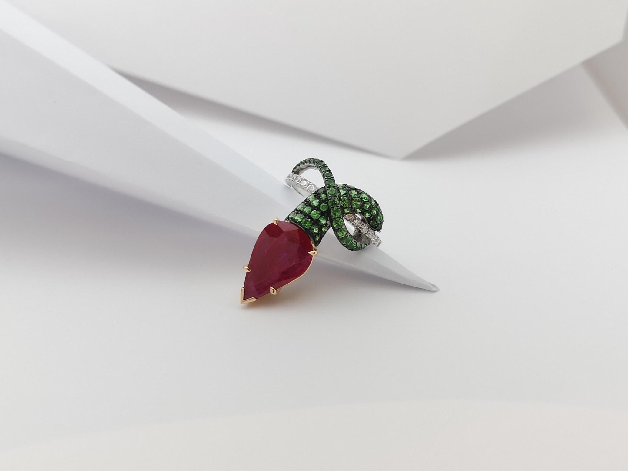 Ring mit Rubin mit Tsavorit und Diamant in 18 Karat Weißgold Fassungen 9