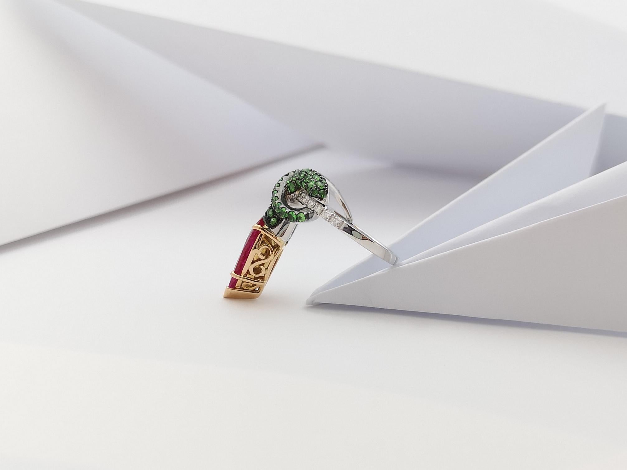 Ring mit Rubin mit Tsavorit und Diamant in 18 Karat Weißgold Fassungen 10
