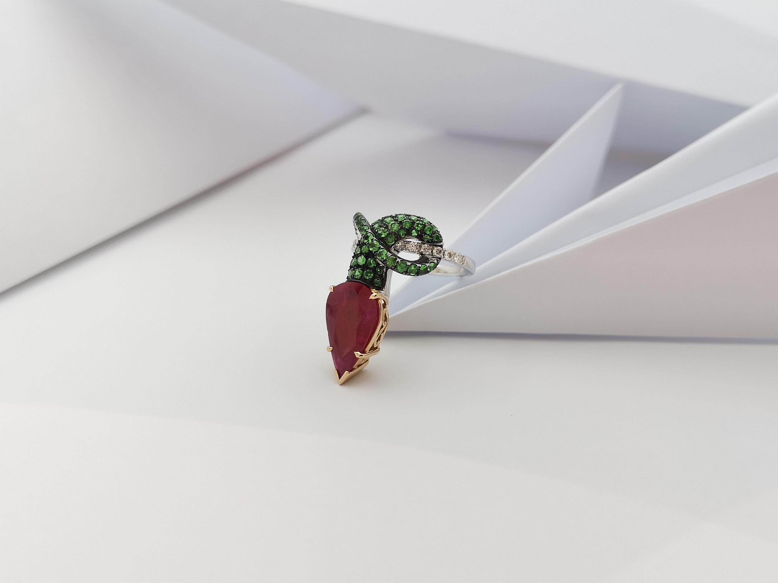 Ring mit Rubin mit Tsavorit und Diamant in 18 Karat Weißgold Fassungen 11