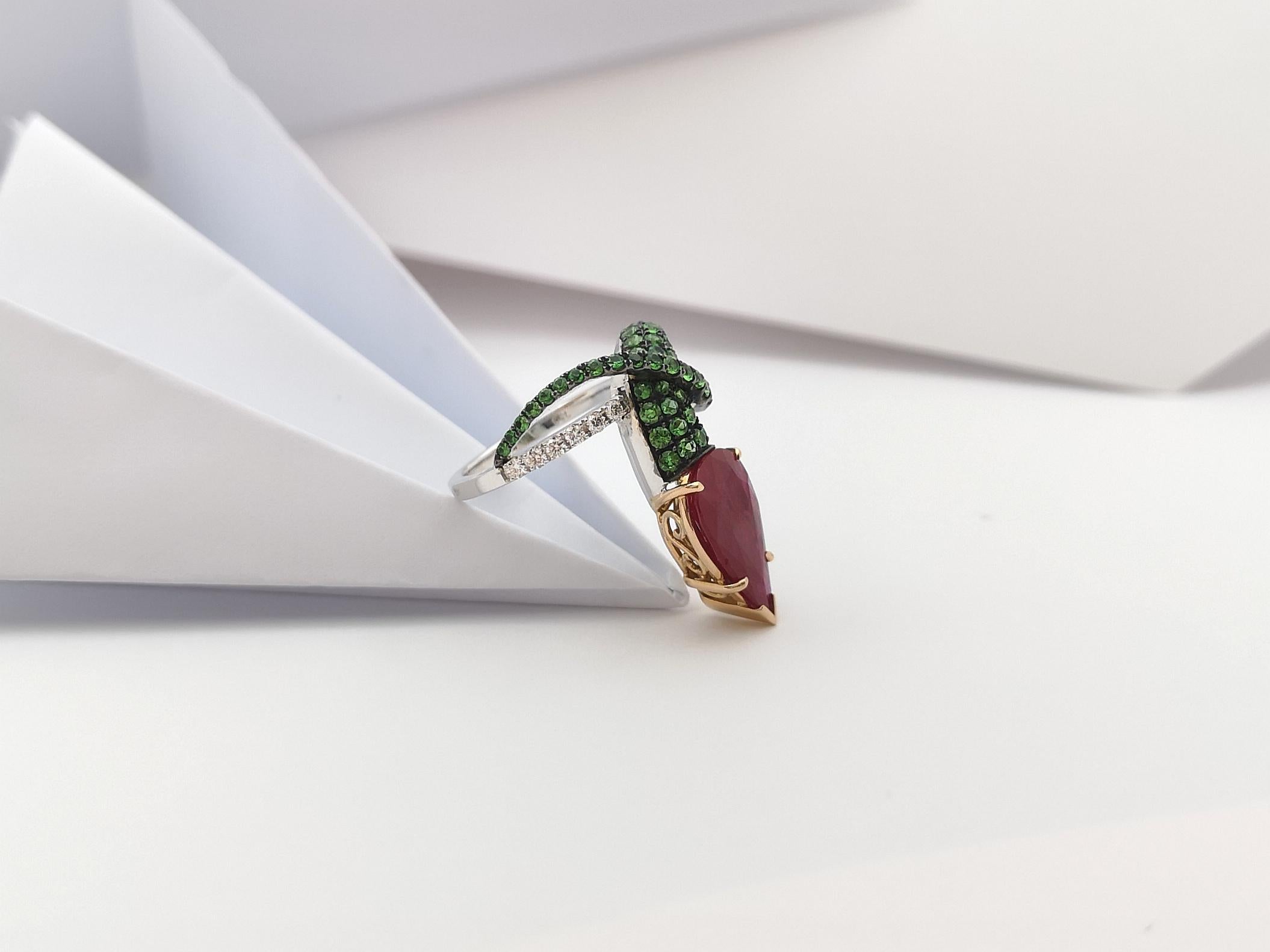 Ring mit Rubin mit Tsavorit und Diamant in 18 Karat Weißgold Fassungen 12