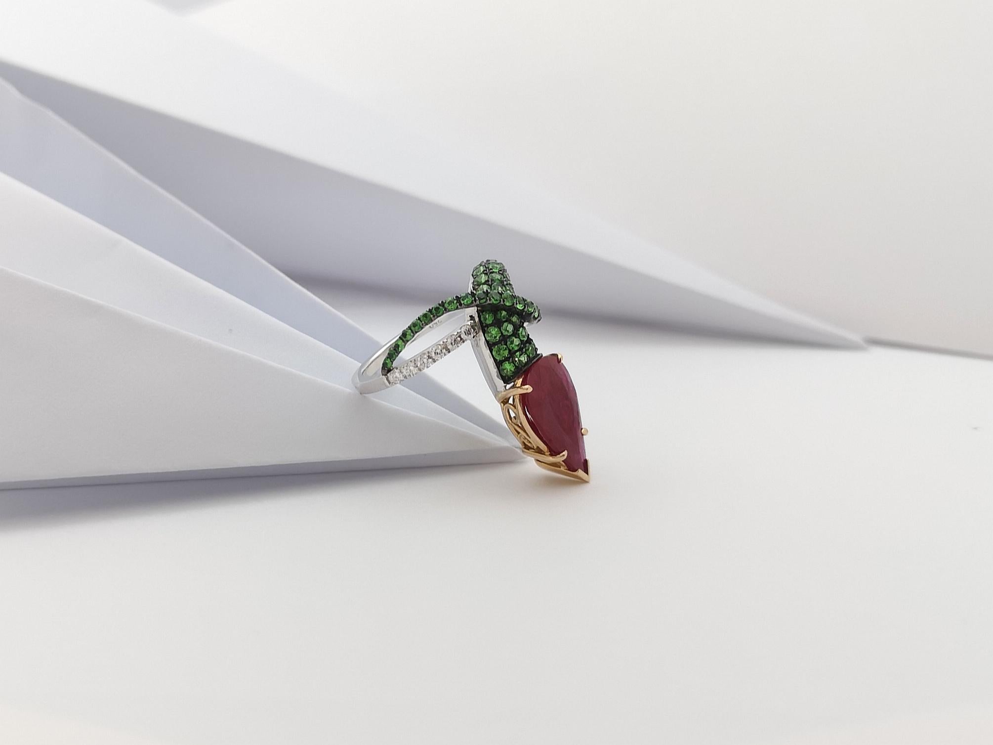 Ring mit Rubin mit Tsavorit und Diamant in 18 Karat Weißgold Fassungen 13