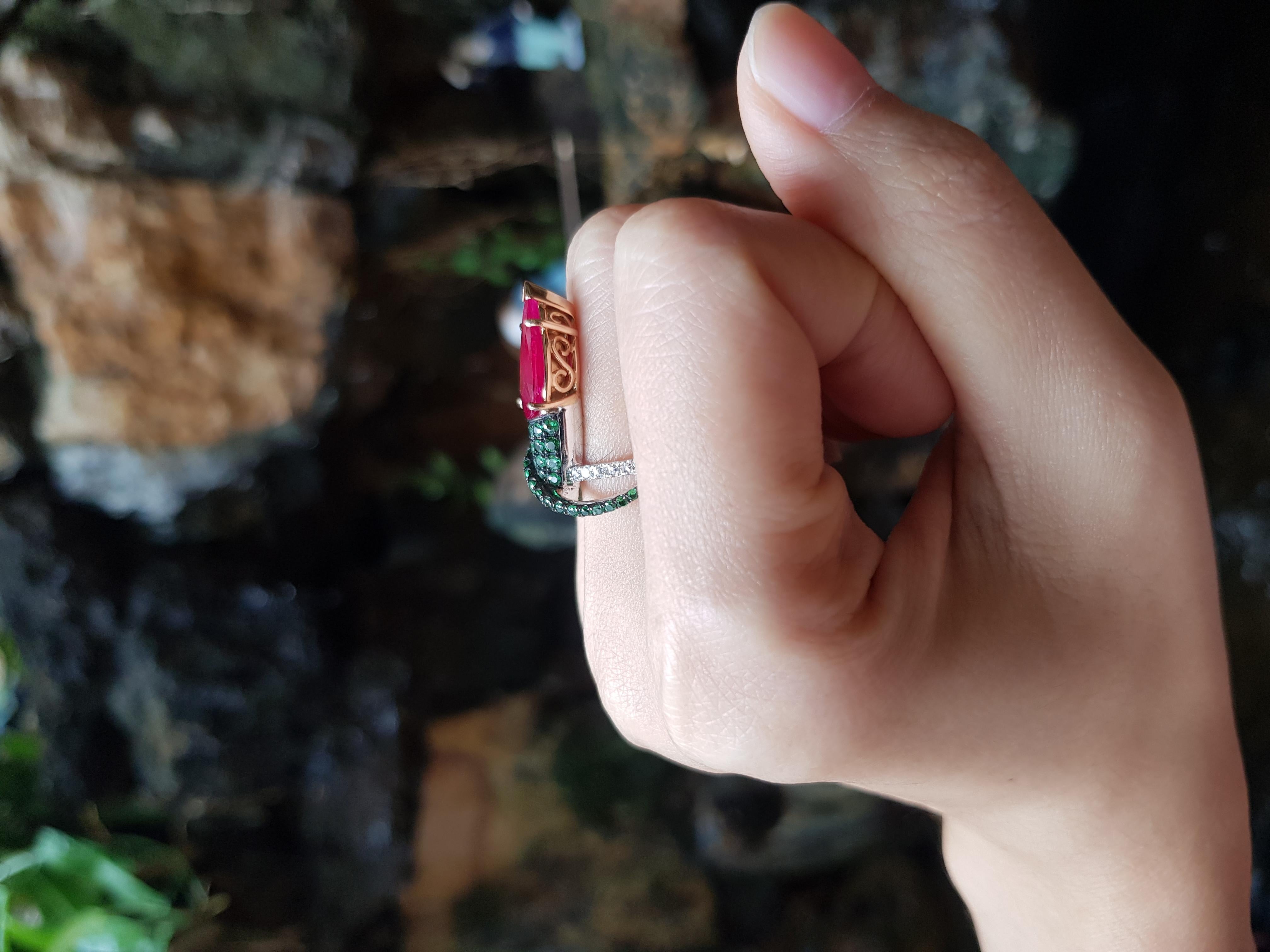 Ring mit Rubin mit Tsavorit und Diamant in 18 Karat Weißgold Fassungen (Zeitgenössisch)