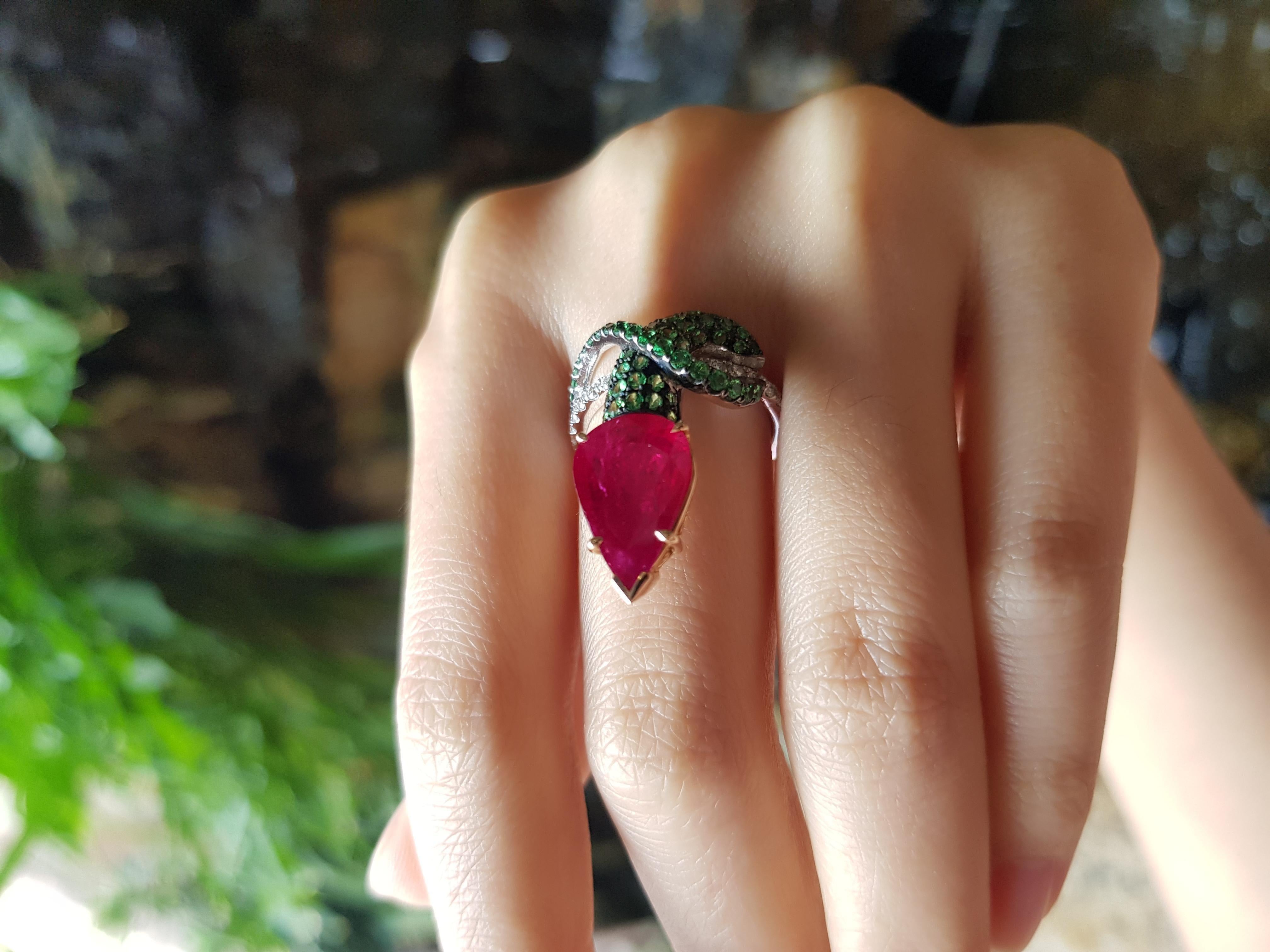 Ring mit Rubin mit Tsavorit und Diamant in 18 Karat Weißgold Fassungen (Tropfenschliff)