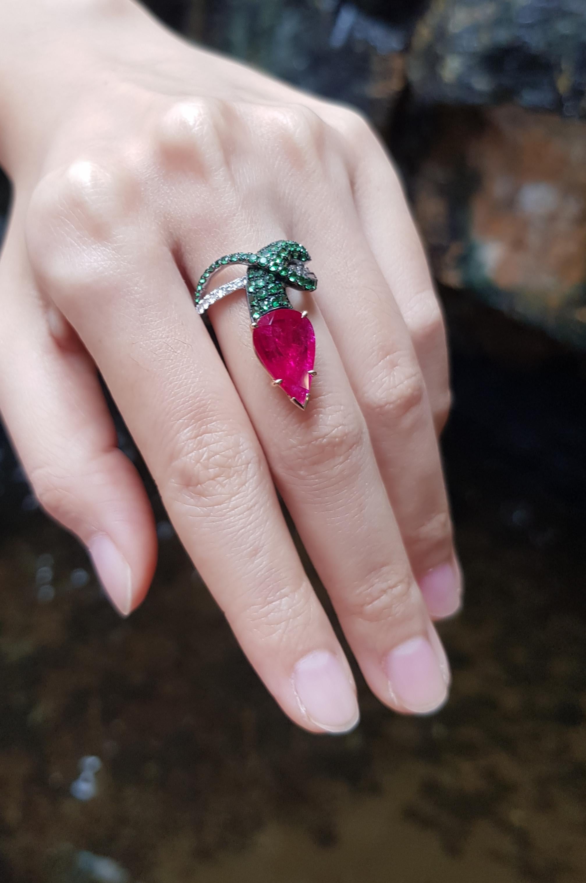 Ring mit Rubin mit Tsavorit und Diamant in 18 Karat Weißgold Fassungen im Zustand „Neu“ in Bangkok, TH