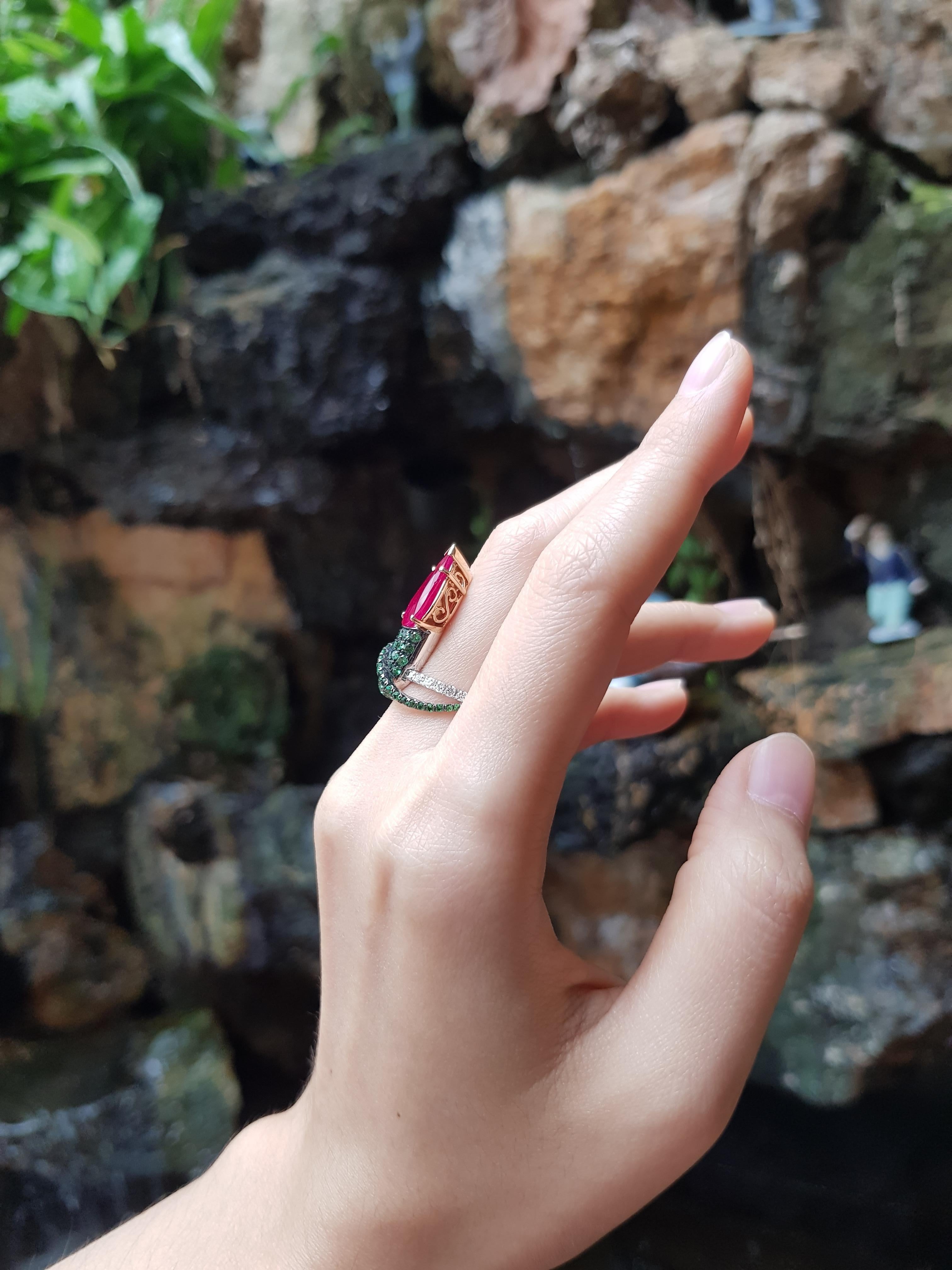 Ring mit Rubin mit Tsavorit und Diamant in 18 Karat Weißgold Fassungen Damen