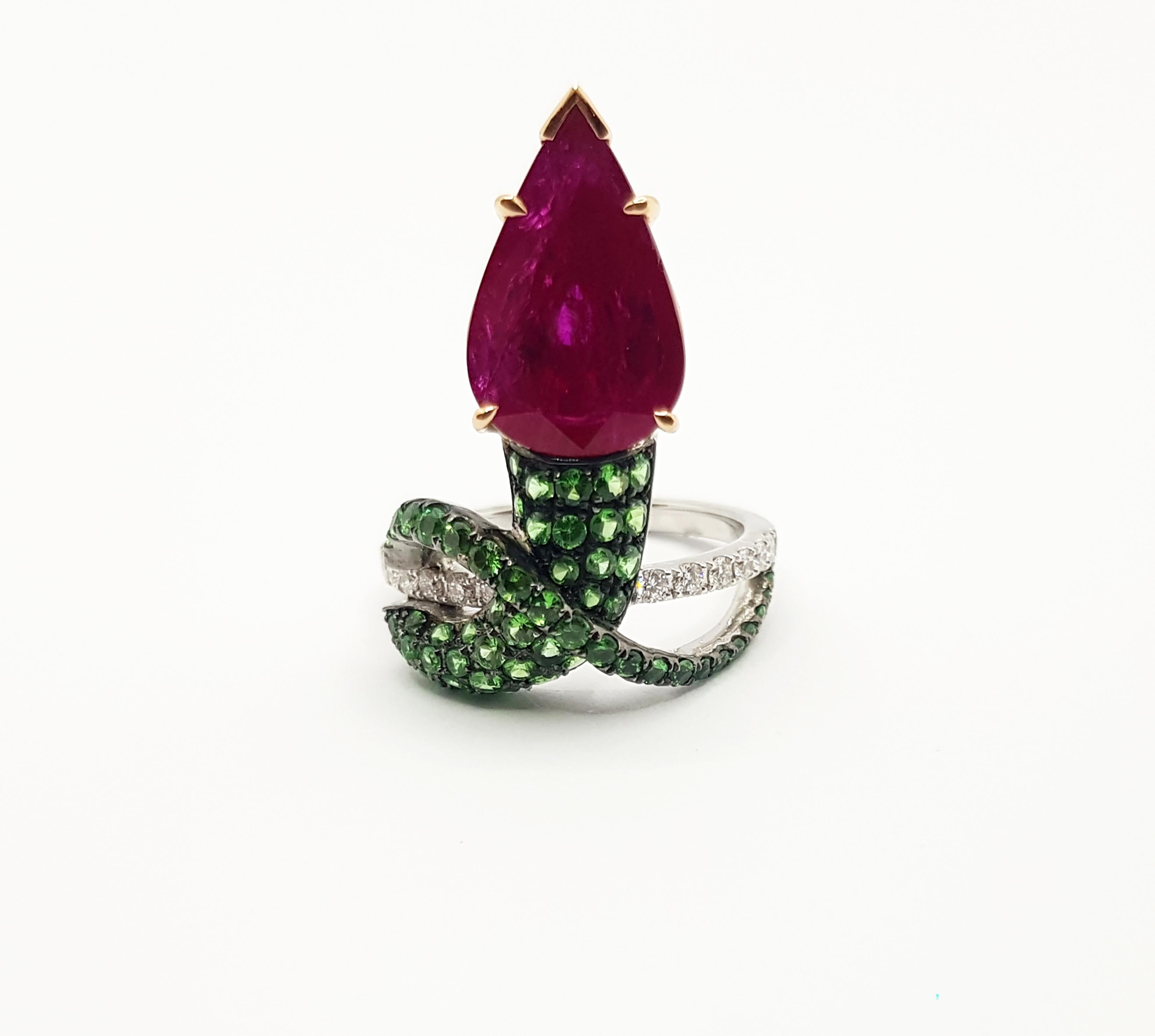 Ring mit Rubin mit Tsavorit und Diamant in 18 Karat Weißgold Fassungen 3