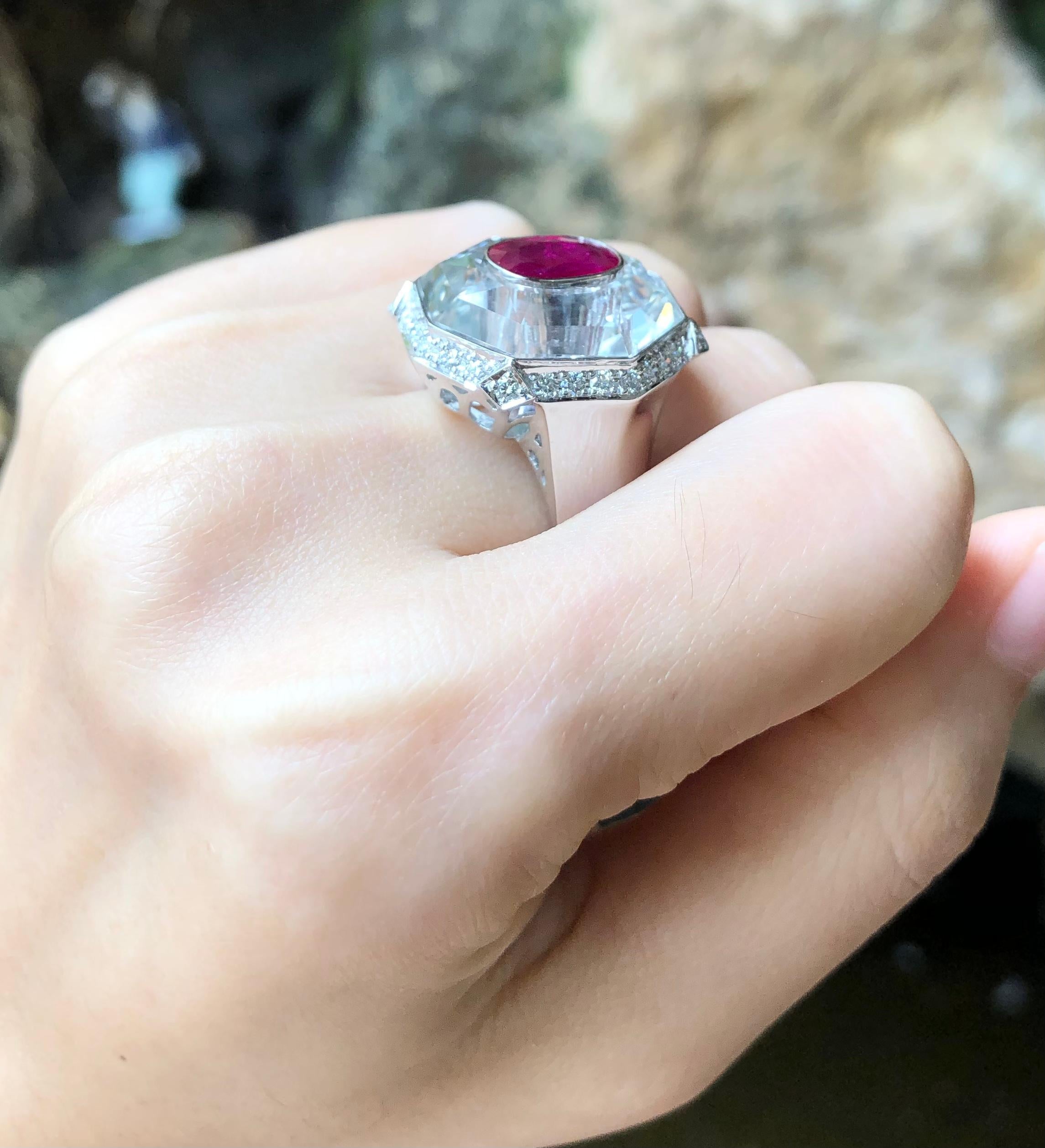 Anello con rubino, topazio bianco e diamanti incastonati in oro bianco 18 carati In condizioni Nuovo in vendita a Bangkok, TH
