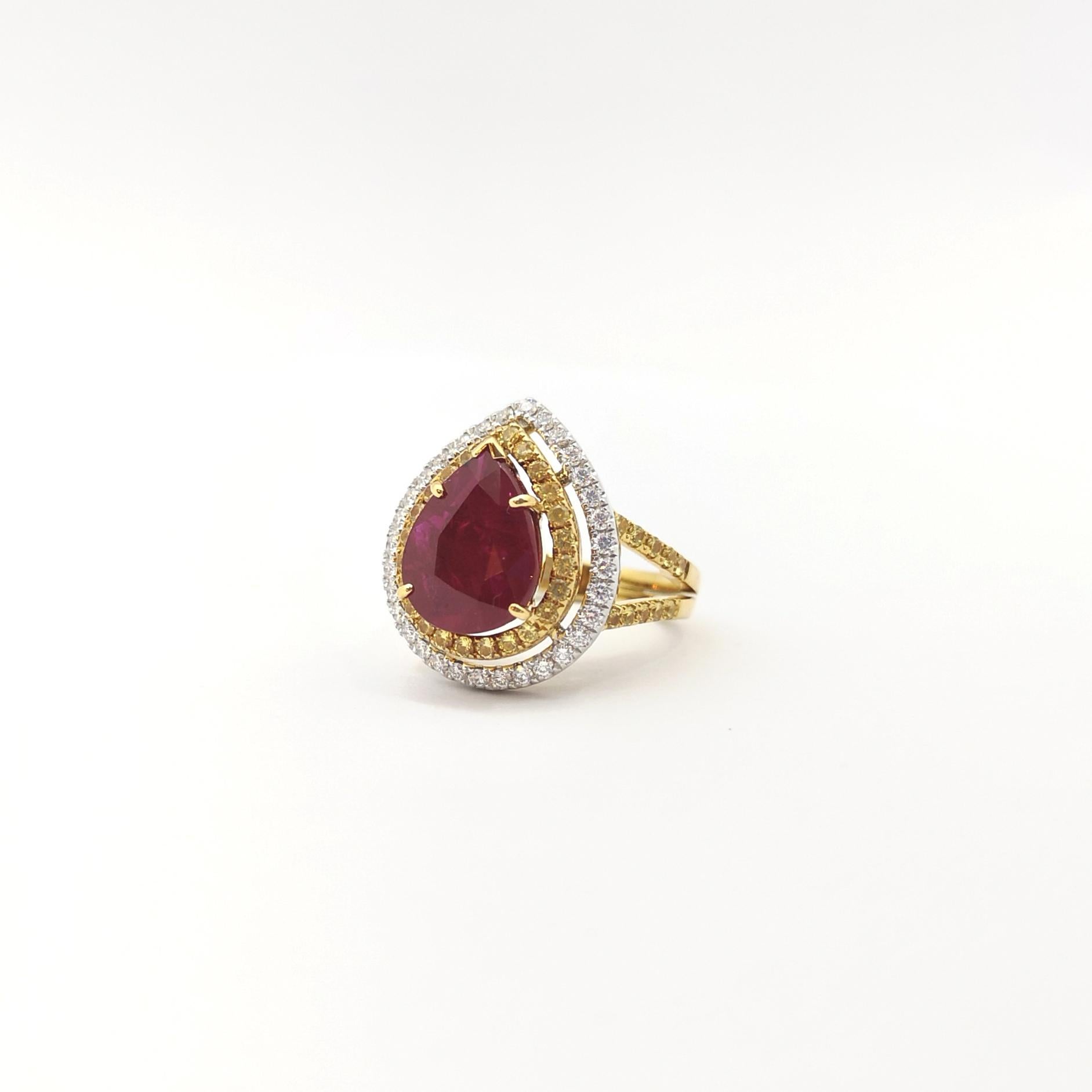 Ruby with Yellow Sapphire and Diamond Ring set in 18K Yellow/White Gold Settings For Sale 3