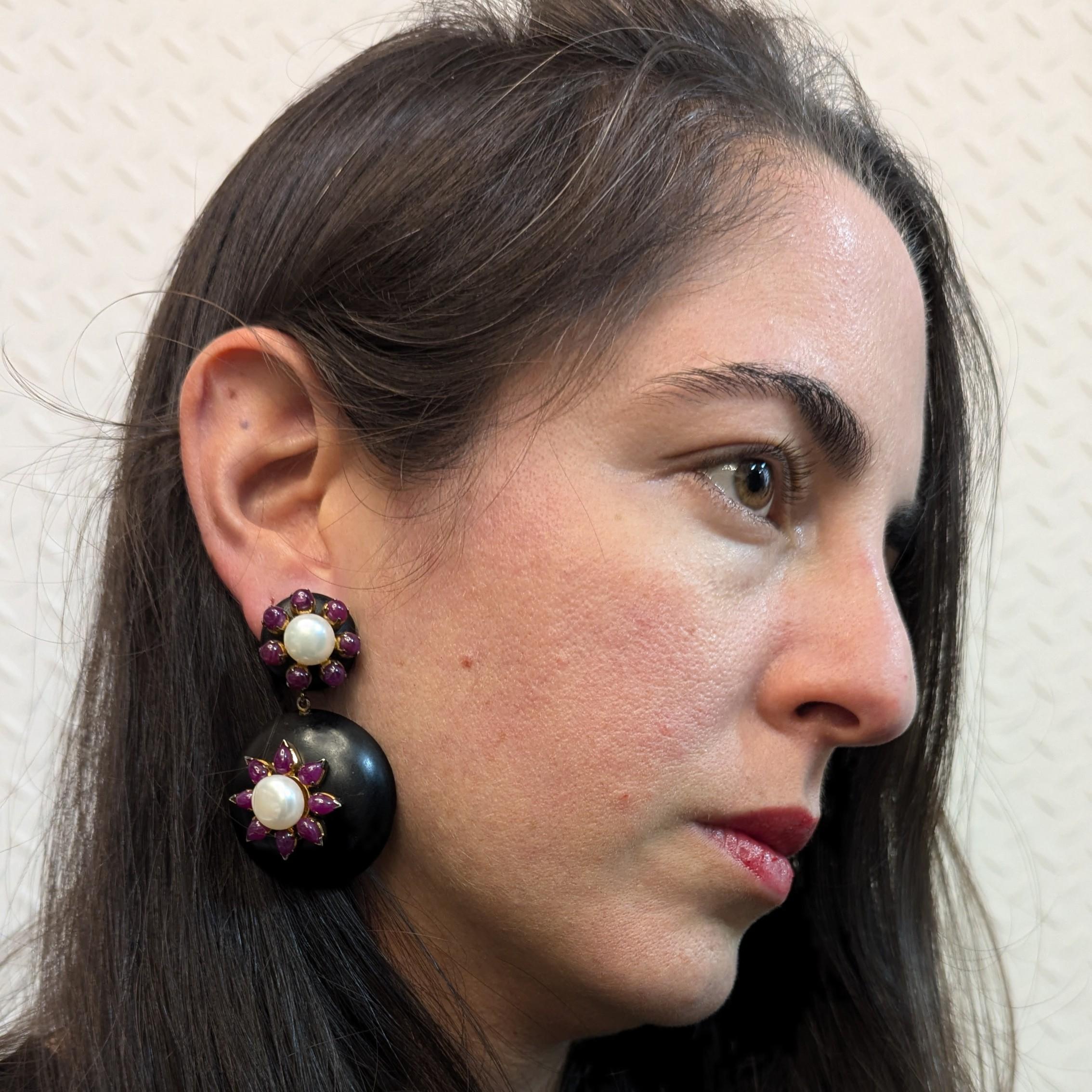 Ces fabuleuses boucles d'oreilles présentent un mélange unique d'éléments pour créer la pièce parfaite. Du bois associé à des rubis cabochons en forme de poire associés à des perles d'eau douce, voilà une idée de génie ! Faites vôtre ce magnifique