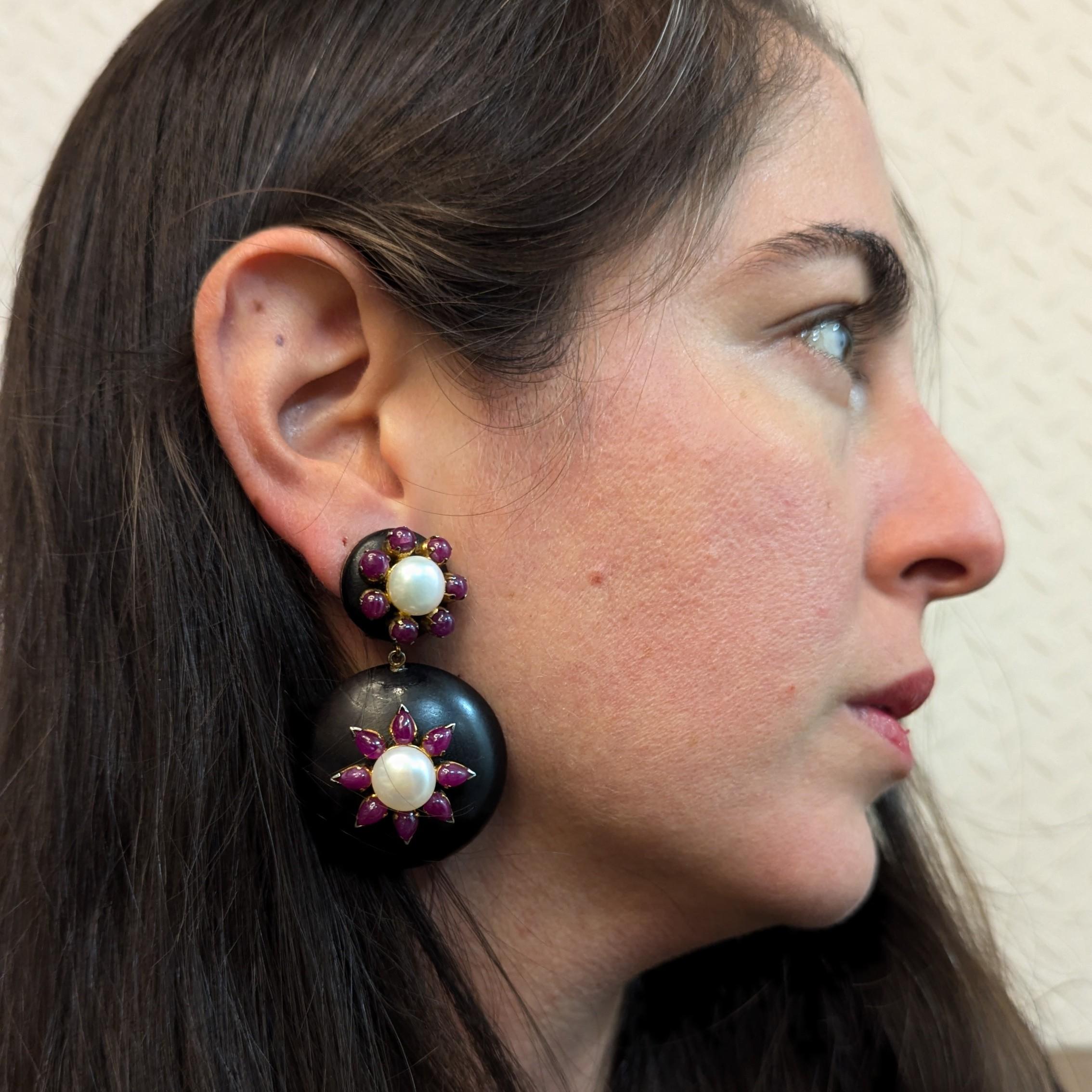 Taille poire Boucles d'oreilles clips en bois, rubis et perles d'eau douce en vente