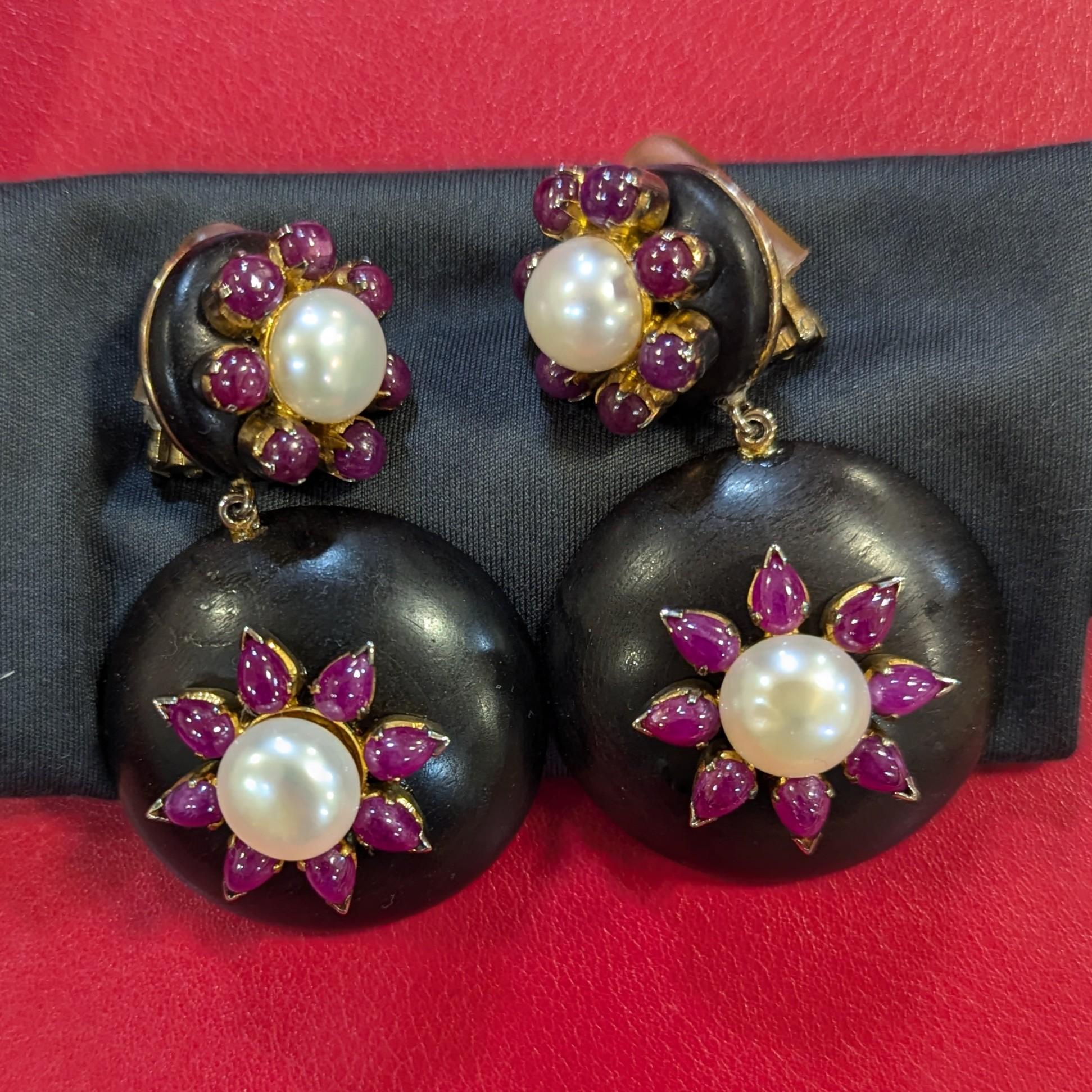 Boucles d'oreilles clips en bois, rubis et perles d'eau douce Bon état - En vente à New York, NY