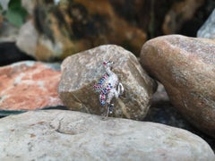 Rubin, gelber und blauer Saphir, Tsavorit, Straußenbrosche aus 18 Karat Weißgold